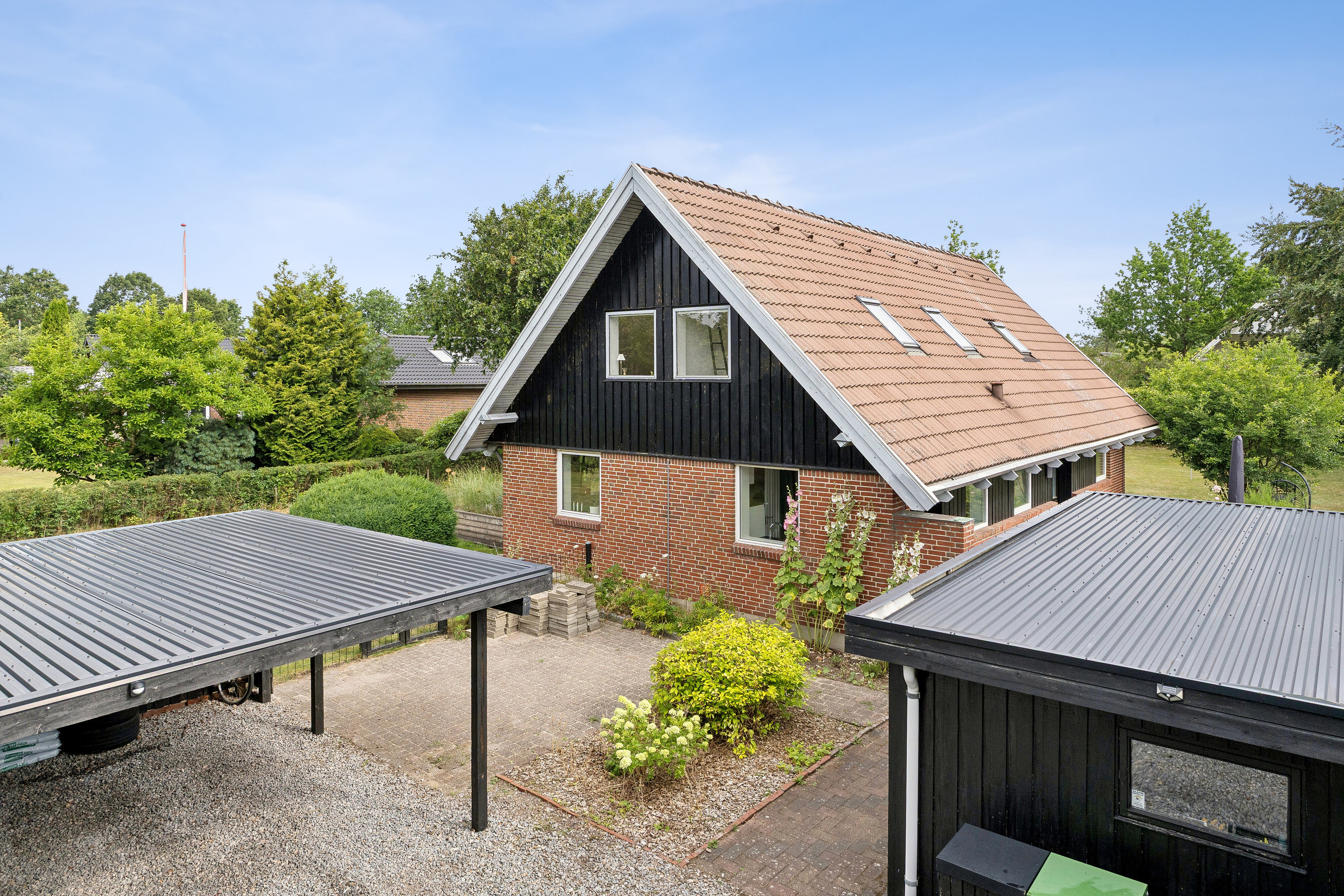 Fremhævet set fra haven billede i fuldskærmstilstand. Billede af Sønderkær 237, 7190 Billund