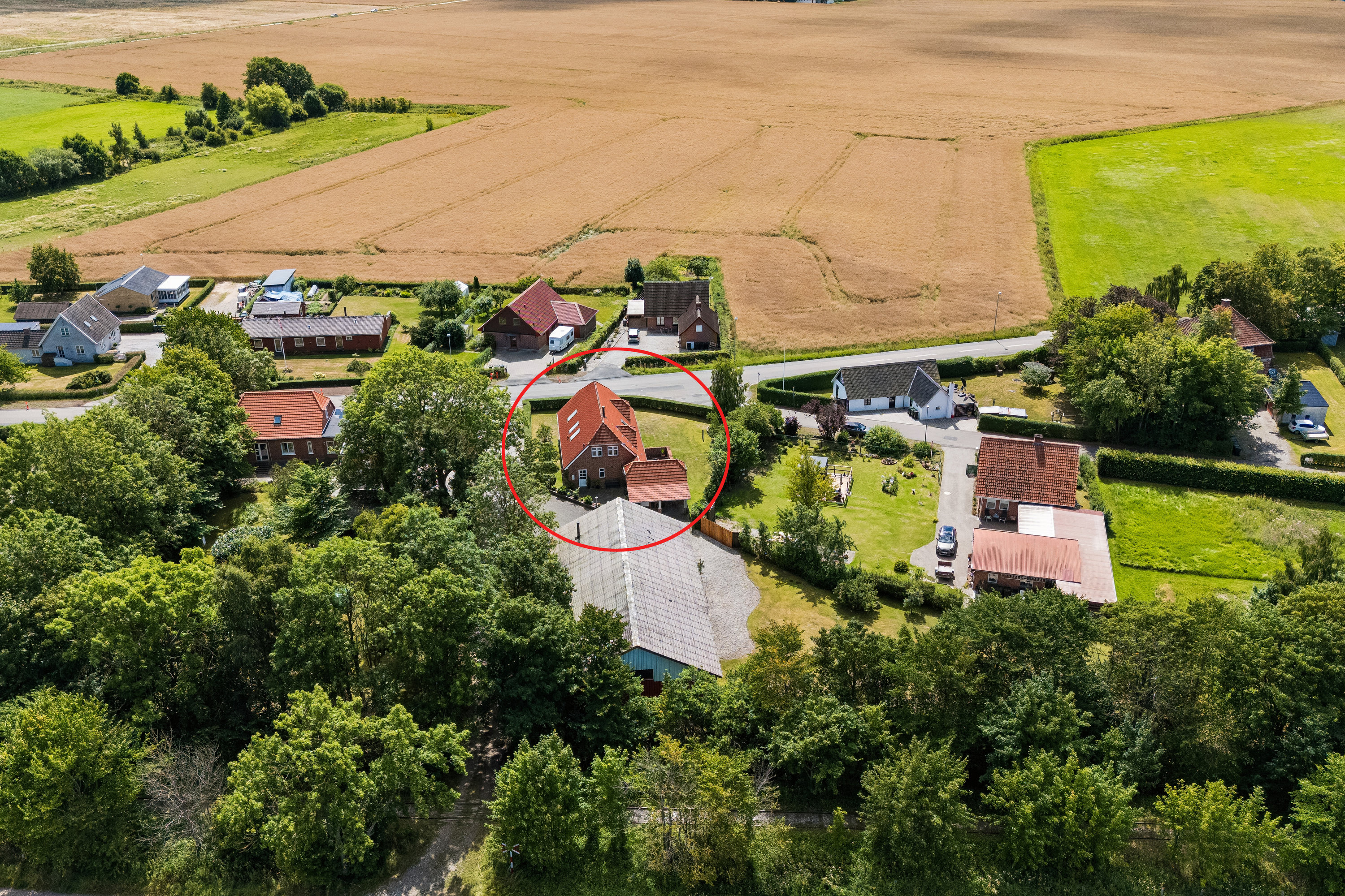 Fremhævet luftfoto billede i fuldskærmstilstand. Billede af Rougsøvej 3, Spidsborg, 8961 Allingåbro