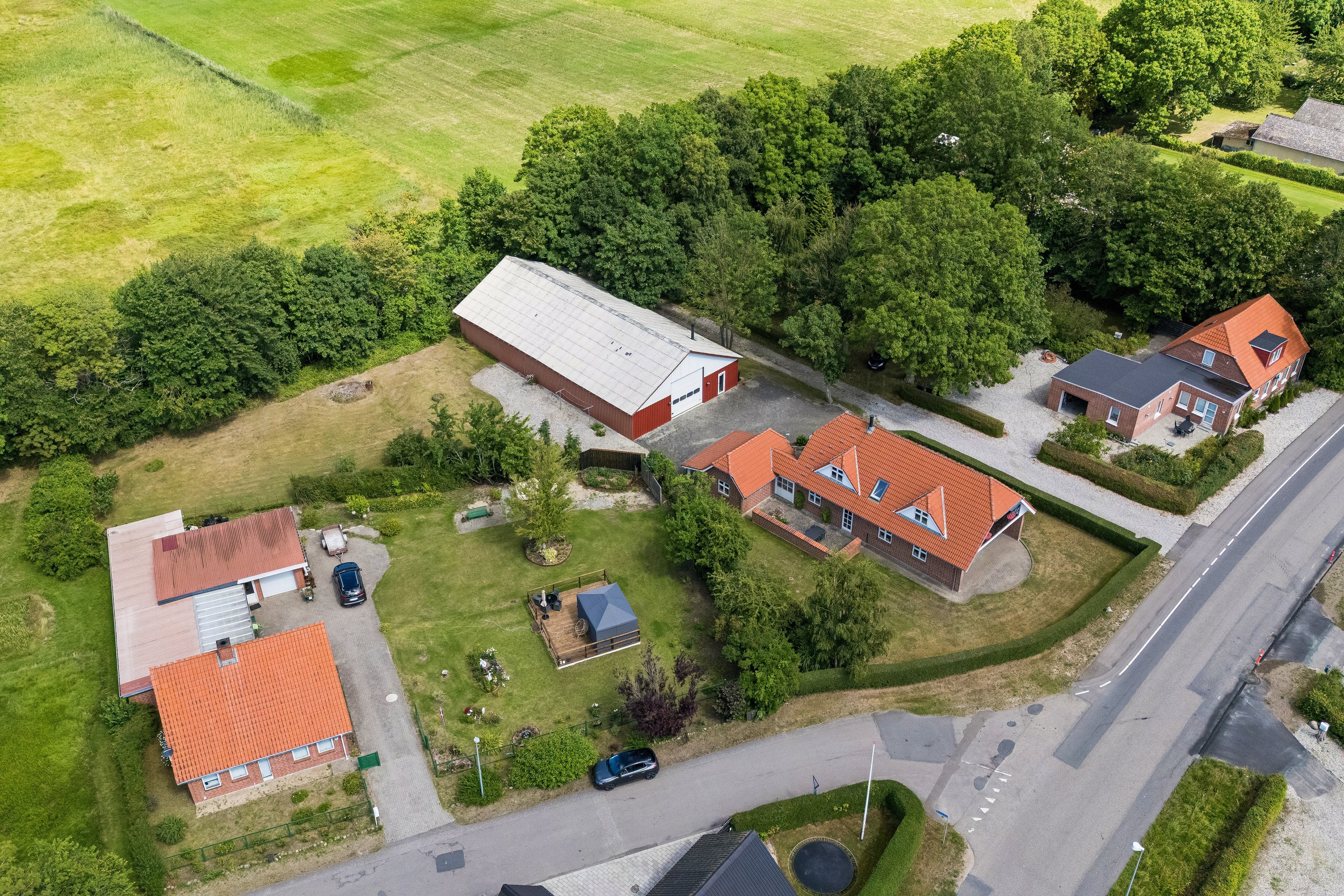 Fremhævet luftfoto billede i fuldskærmstilstand. Billede af Rougsøvej 3, Spidsborg, 8961 Allingåbro