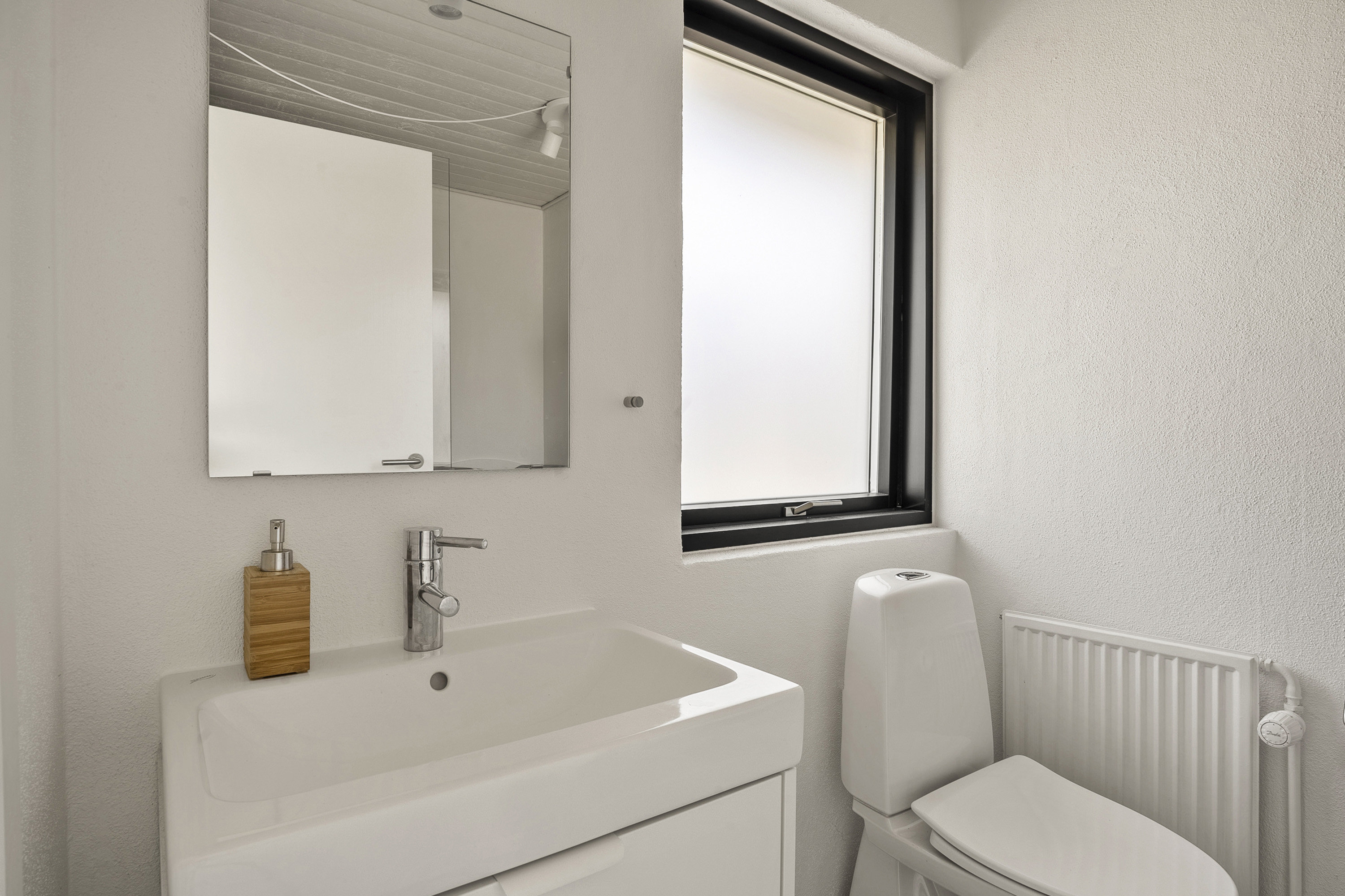 Fremhævet toilet billede i fuldskærmstilstand. Billede af Egesholm 50, 8700 Horsens