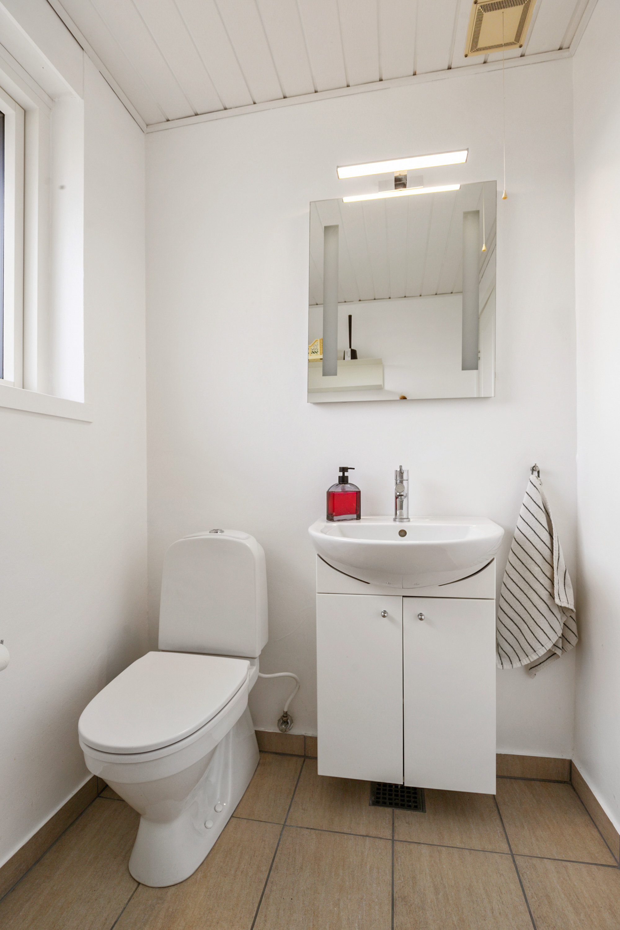 Fremhævet toilet billede i fuldskærmstilstand. Billede af Nørremarksvej 149, 9440 Aabybro