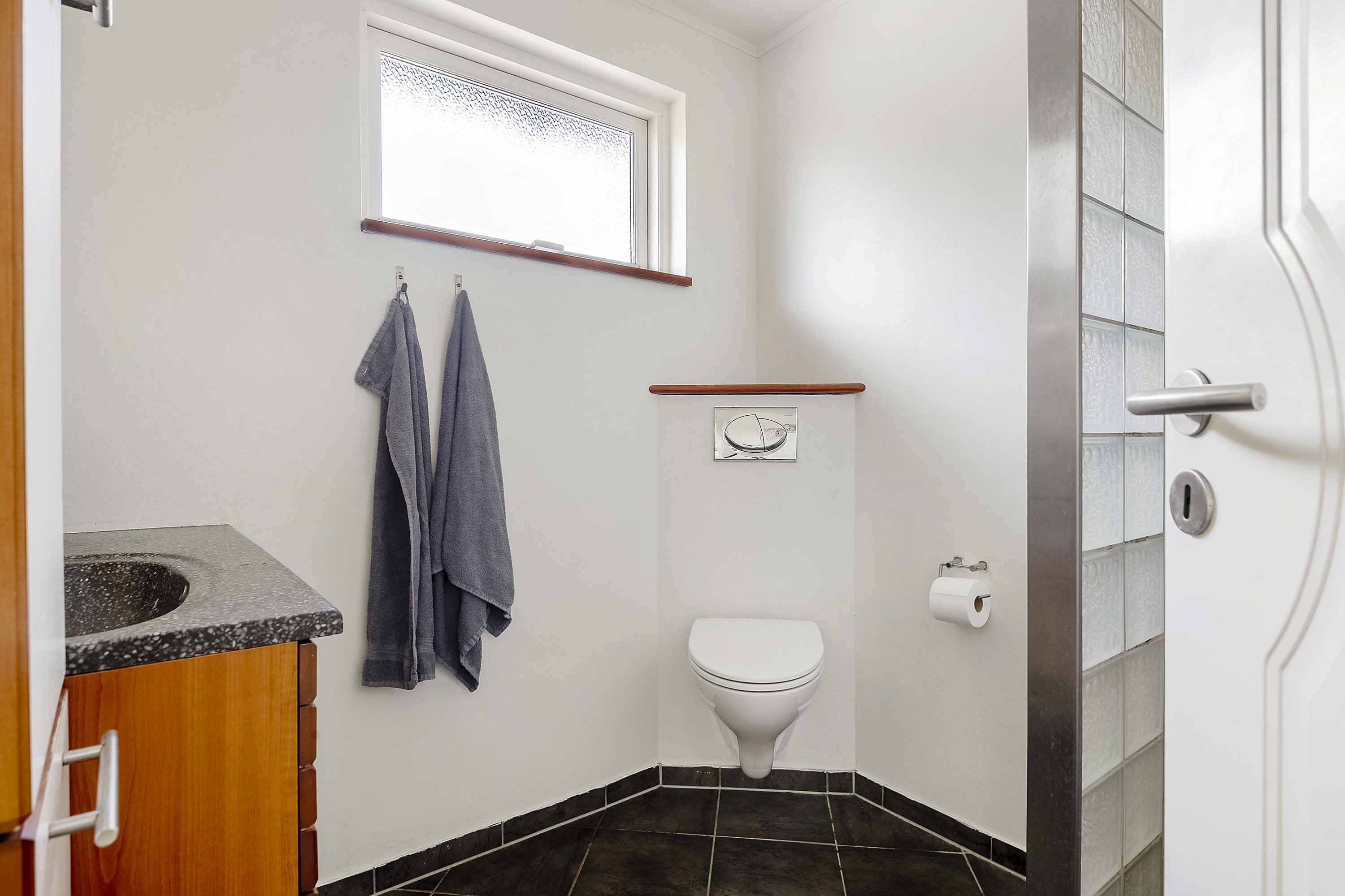 Fremhævet toilet billede i fuldskærmstilstand. Billede af Bisgaardsvej 30, 8300 Odder