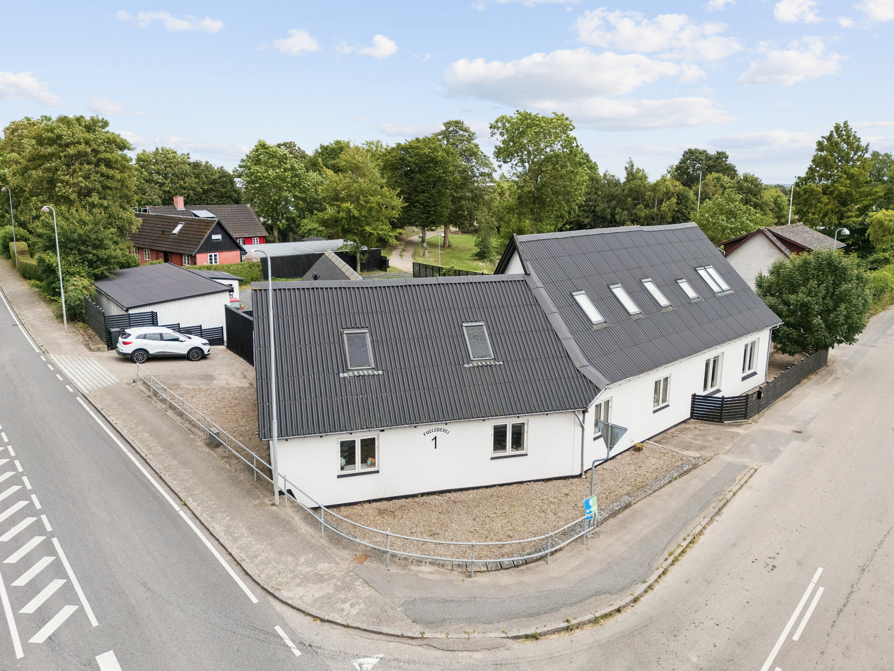 Fremhævet set fra vejen billede i fuldskærmstilstand. Billede af Fugledevej 1, 4490 Jerslev Sjælland