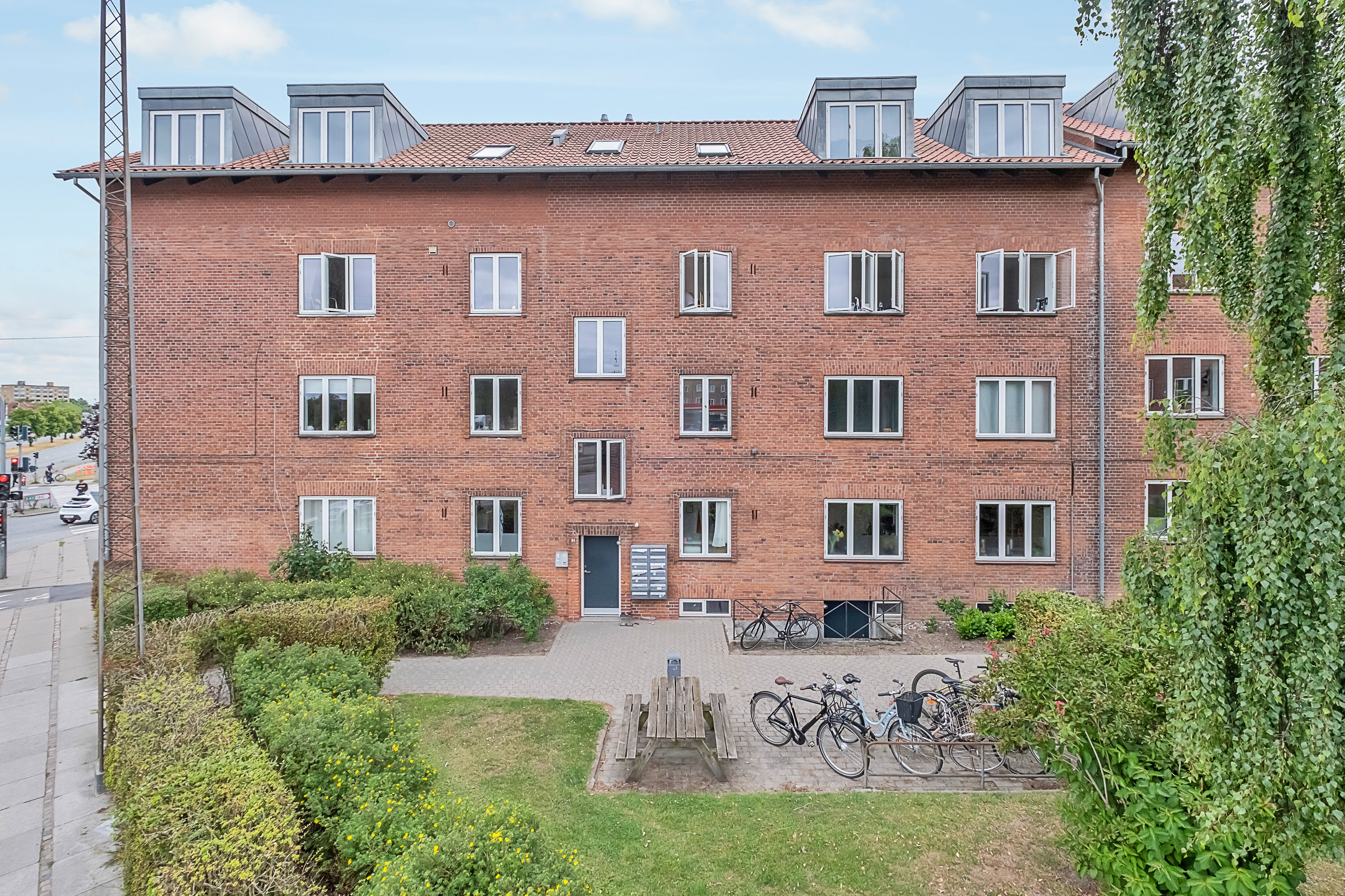 Fremhævet facade billede i fuldskærmstilstand. Billede af Skanderborgvej 94, 3. tv., 8000 Aarhus C