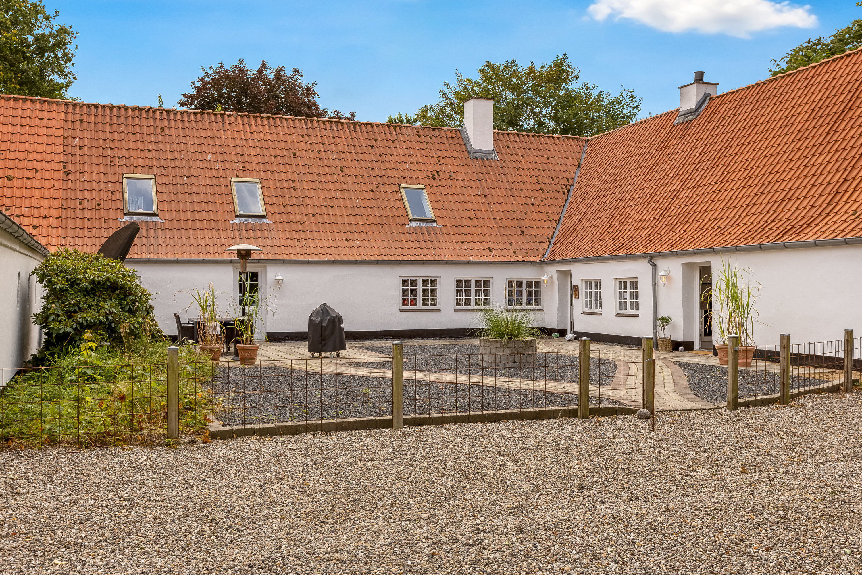 Fremhævet facade billede i fuldskærmstilstand. Billede af Abterpvej 3, 6261 Bredebro
