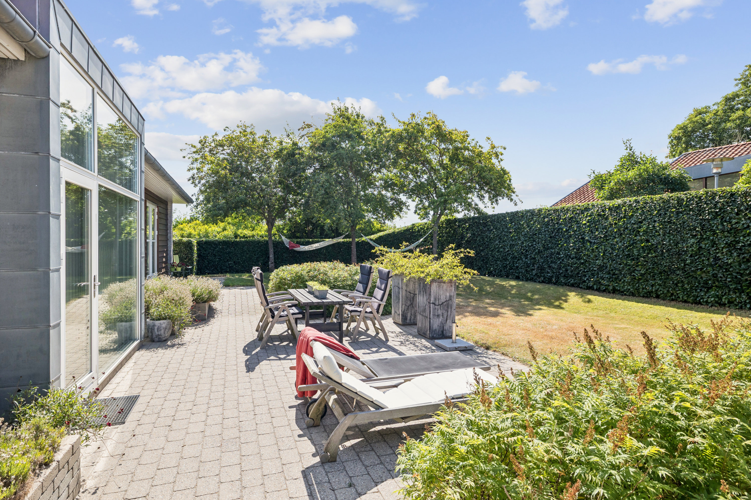 Fremhævet terrasse billede i fuldskærmstilstand. Billede af Egernvej 15, 8660 Skanderborg