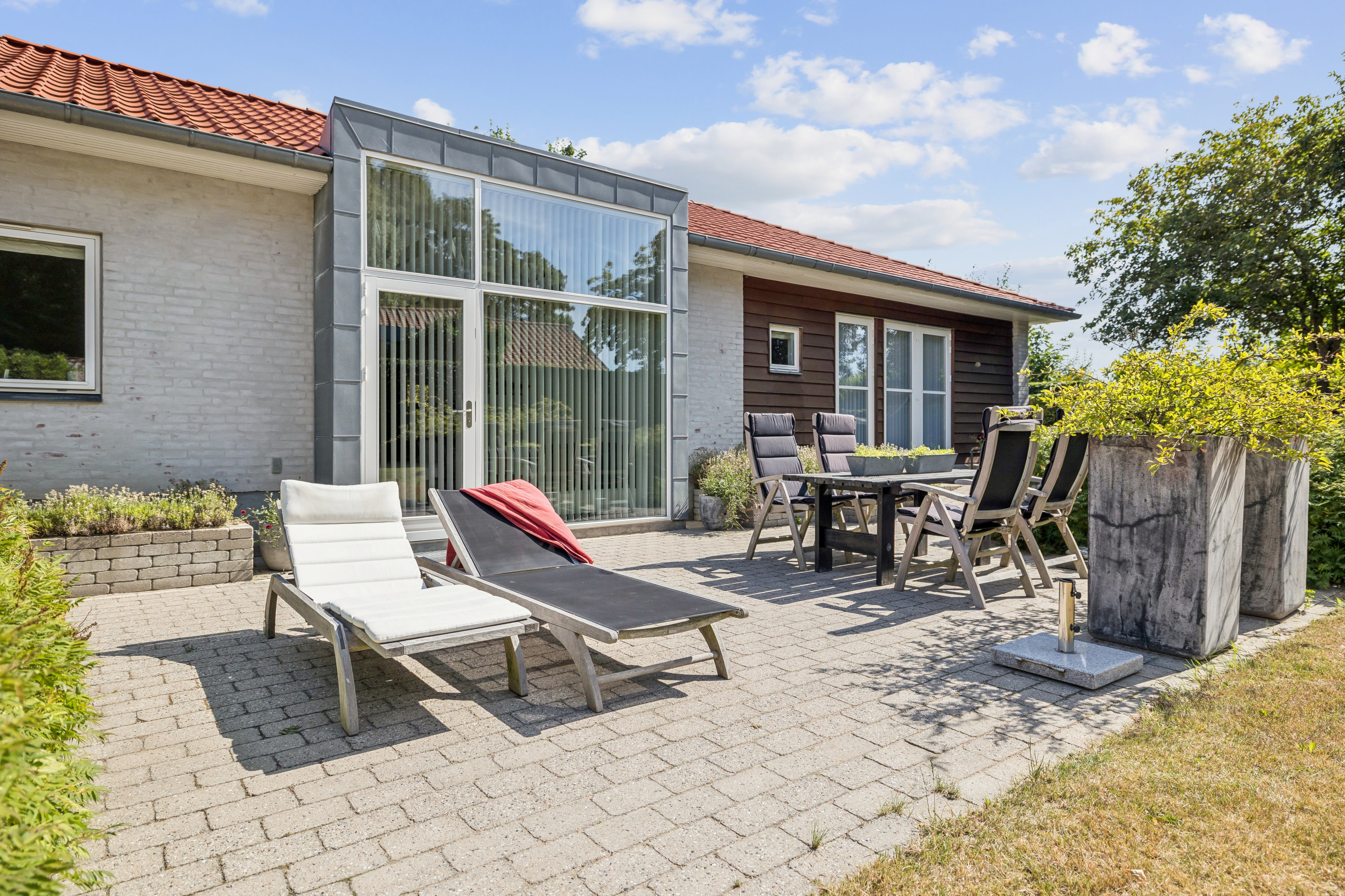 Fremhævet terrasse billede i fuldskærmstilstand. Billede af Egernvej 15, 8660 Skanderborg