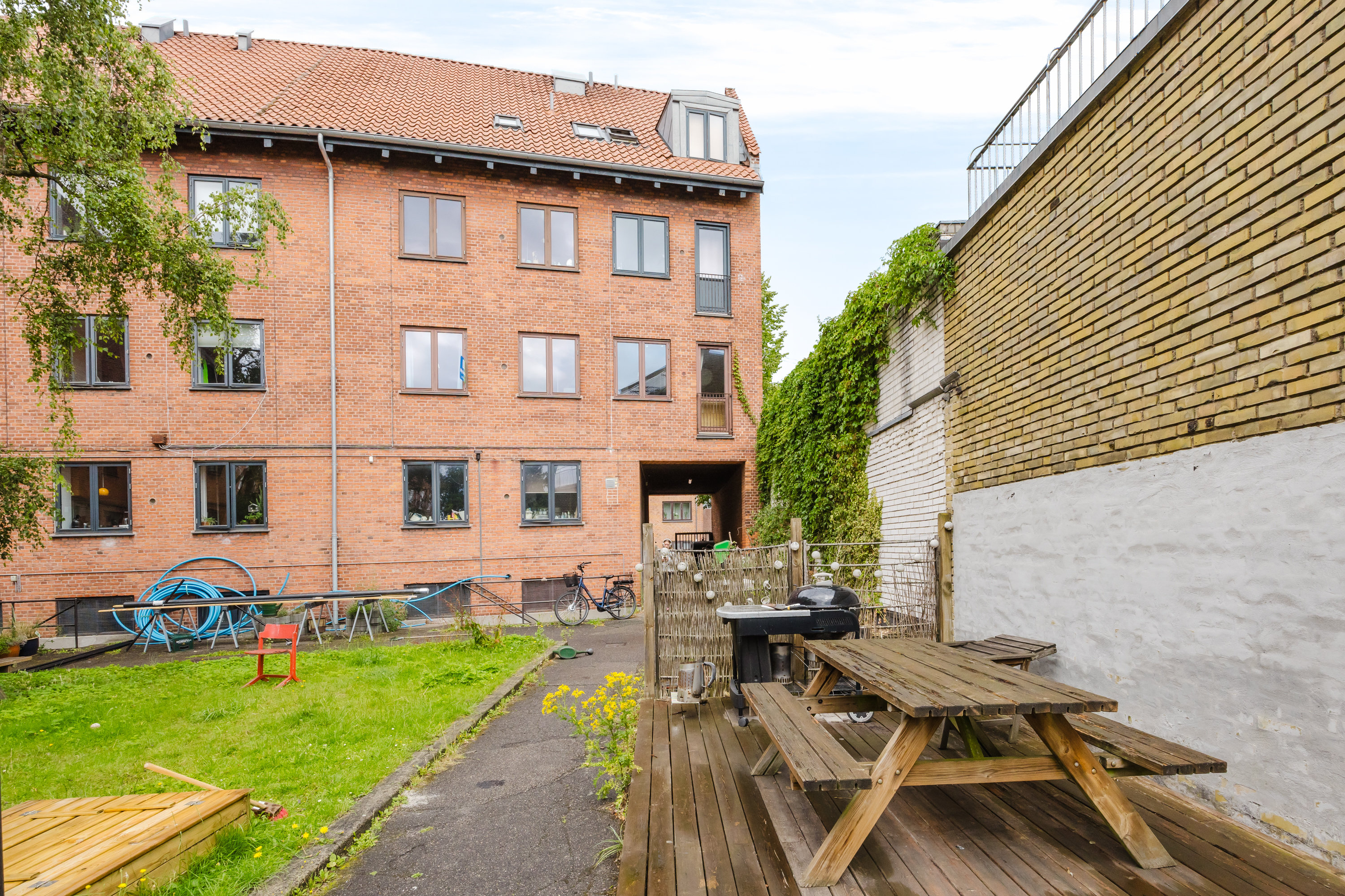 Fremhævet gård billede i fuldskærmstilstand. Billede af Vibevej 45, 1. th., 2400 København NV