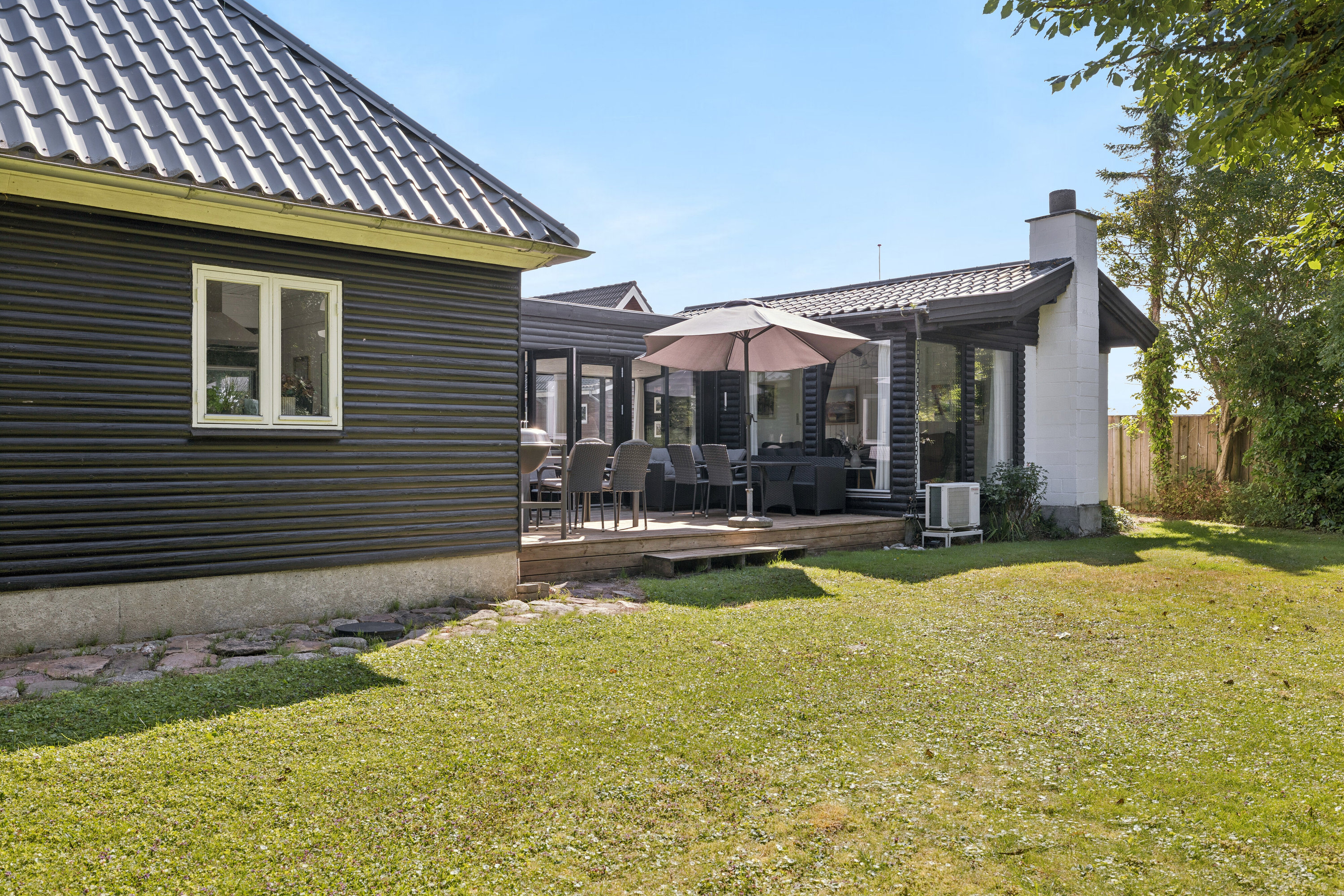 Fremhævet set fra haven billede i fuldskærmstilstand. Billede af Kystvej 7, Maemosen, 5871 Frørup