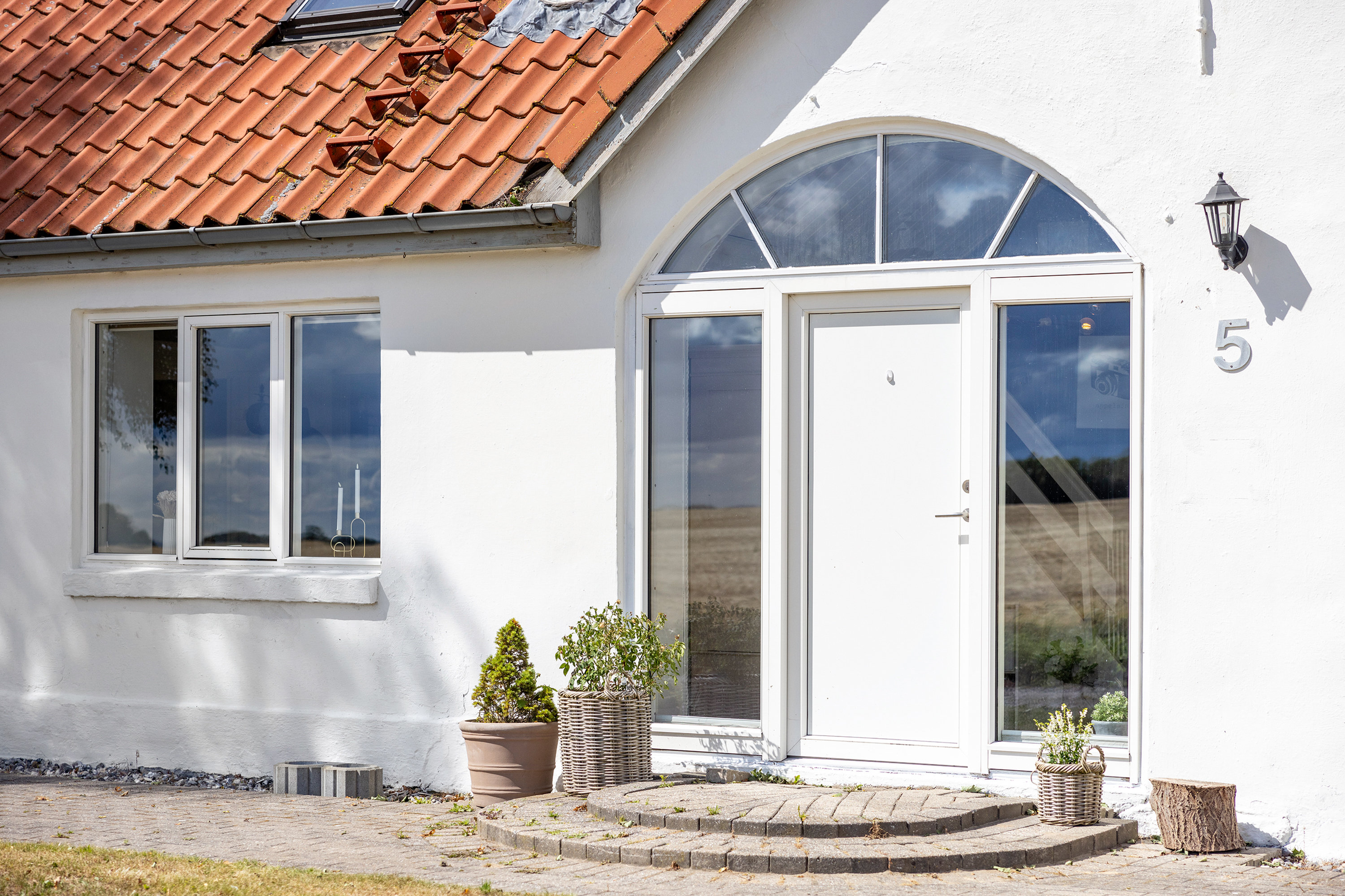 Fremhævet facade billede i fuldskærmstilstand. Billede af Dalbovej 5, 9750 Østervrå