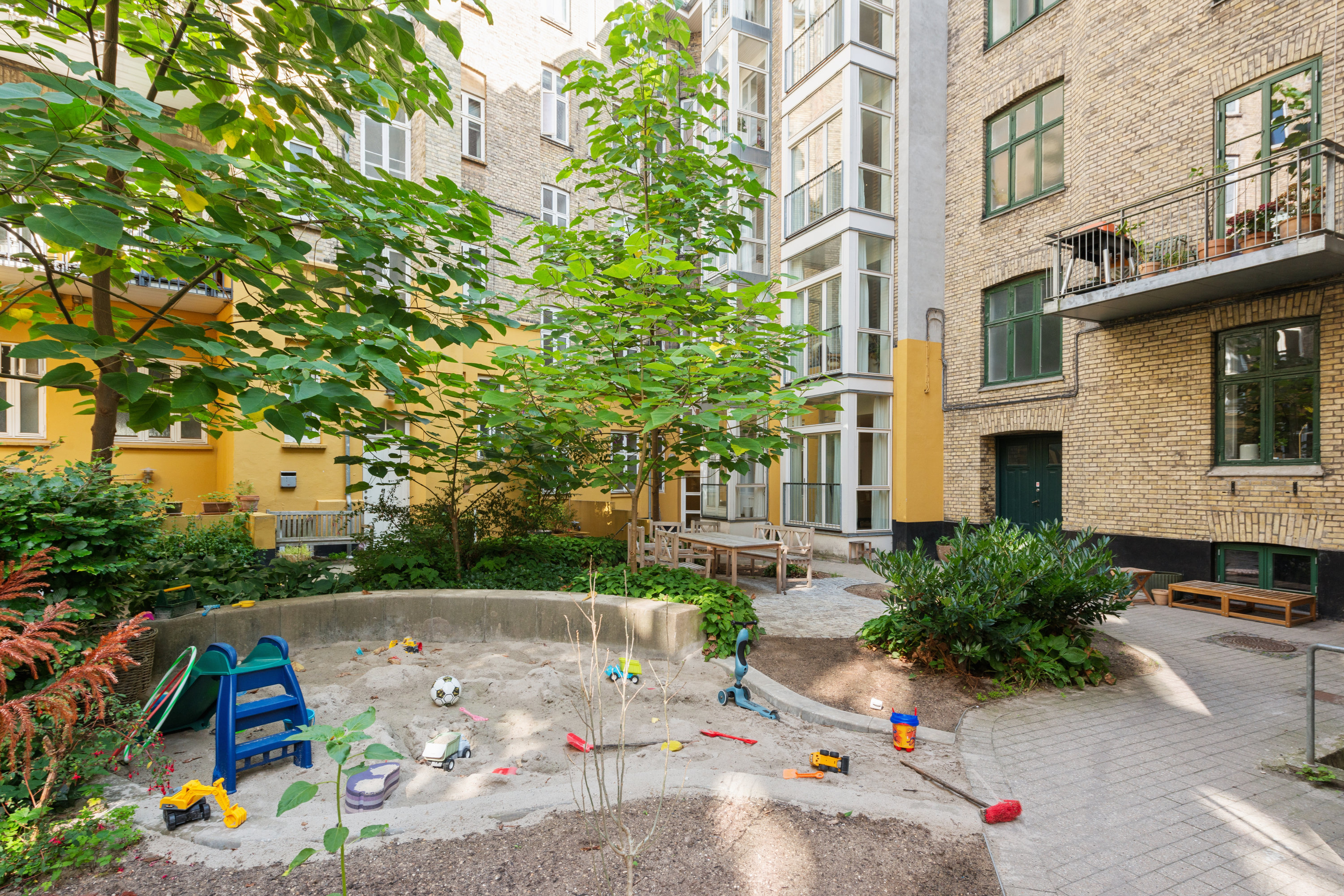 Fremhævet gårdmiljø billede i fuldskærmstilstand. Billede af Kastelsvej 9, 2. 3., 2100 København Ø