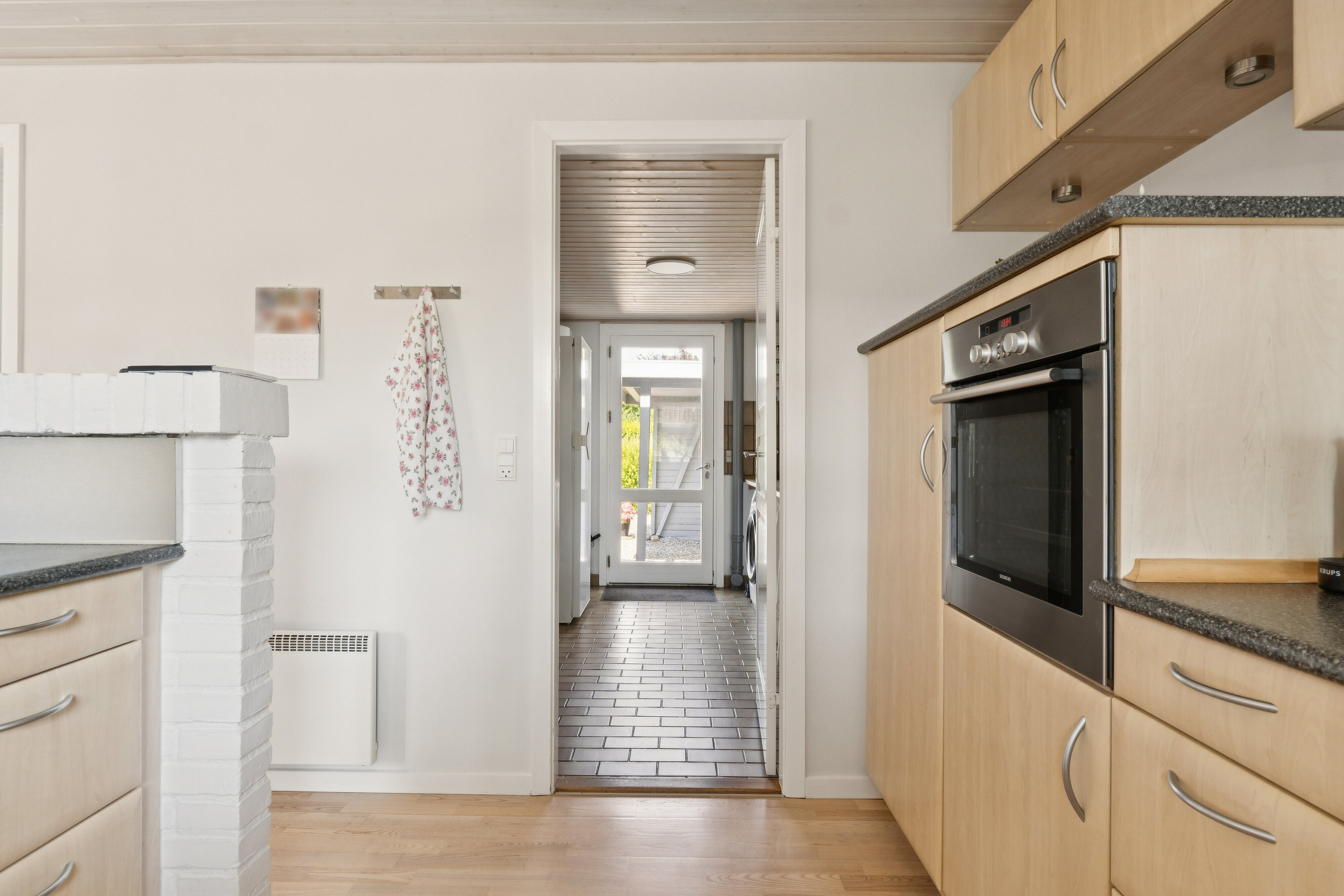 Fremhævet køkken billede i fuldskærmstilstand. Billede af Granvænget 32, Smedeby, 6340 Kruså