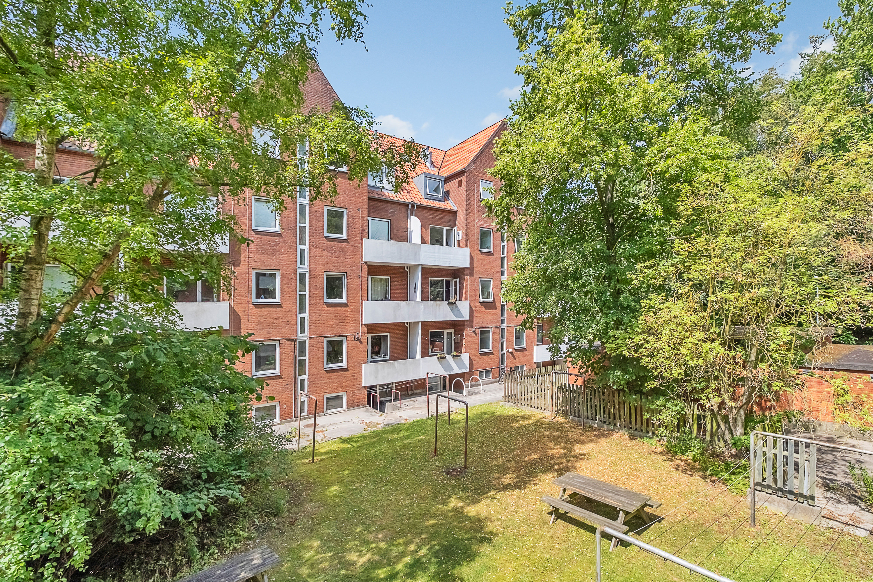 Fremhævet bag facade billede i fuldskærmstilstand. Billede af Silkeborgvej 120, 2. th., 8000 Aarhus C