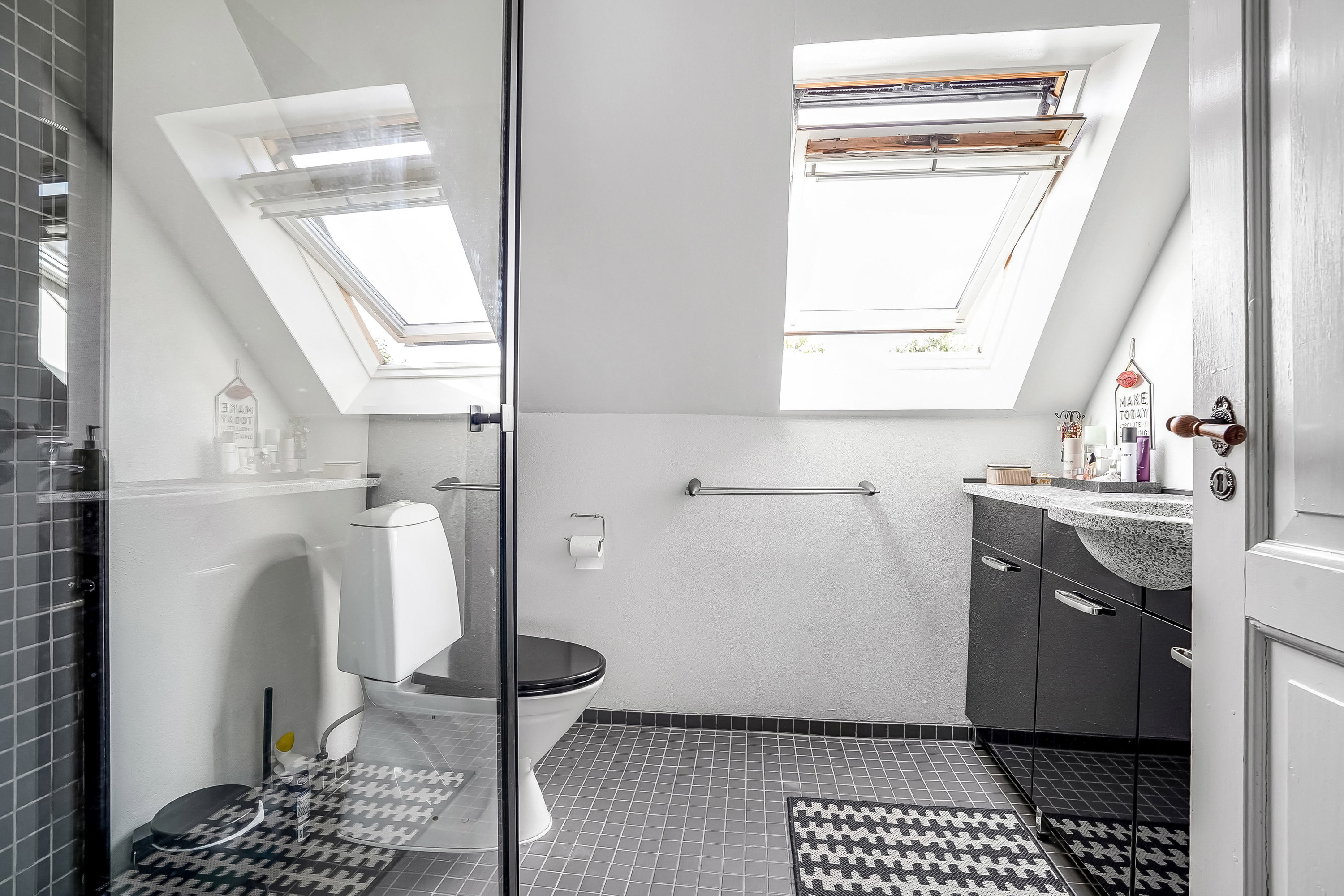 Fremhævet toilet billede i fuldskærmstilstand. Billede af Behrendtsvej 17, 5500 Middelfart