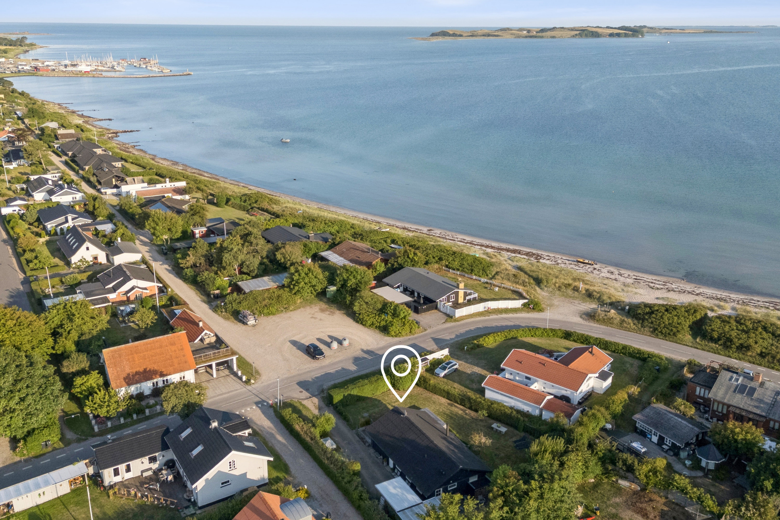 Fremhævet luftfoto billede i fuldskærmstilstand. Billede af Strandvej 6A, Havnsø, 4591 Føllenslev