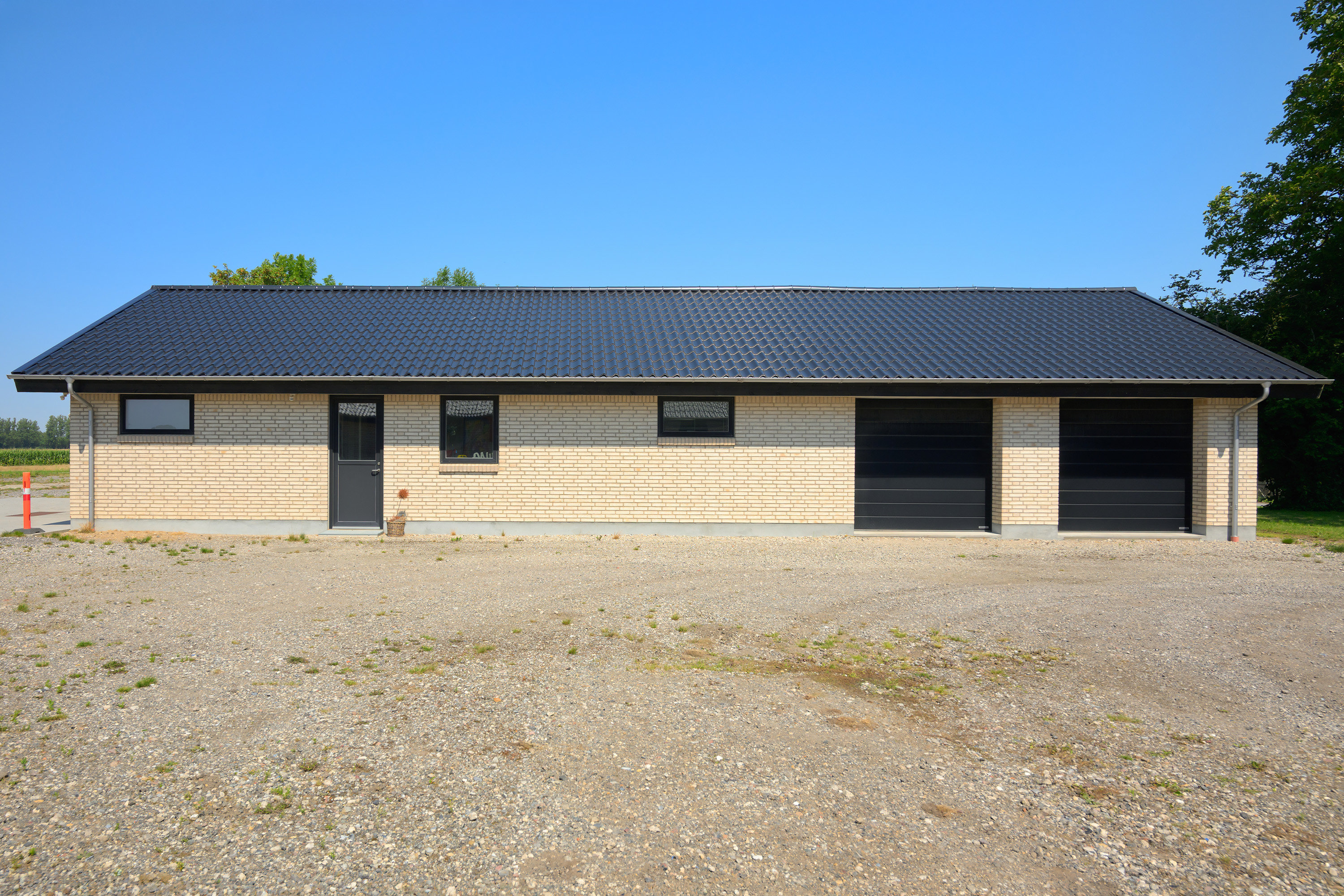 Fremhævet facade garage billede i fuldskærmstilstand. Billede af Systofte Bygade 31, Systofte, 4800 Nykøbing F