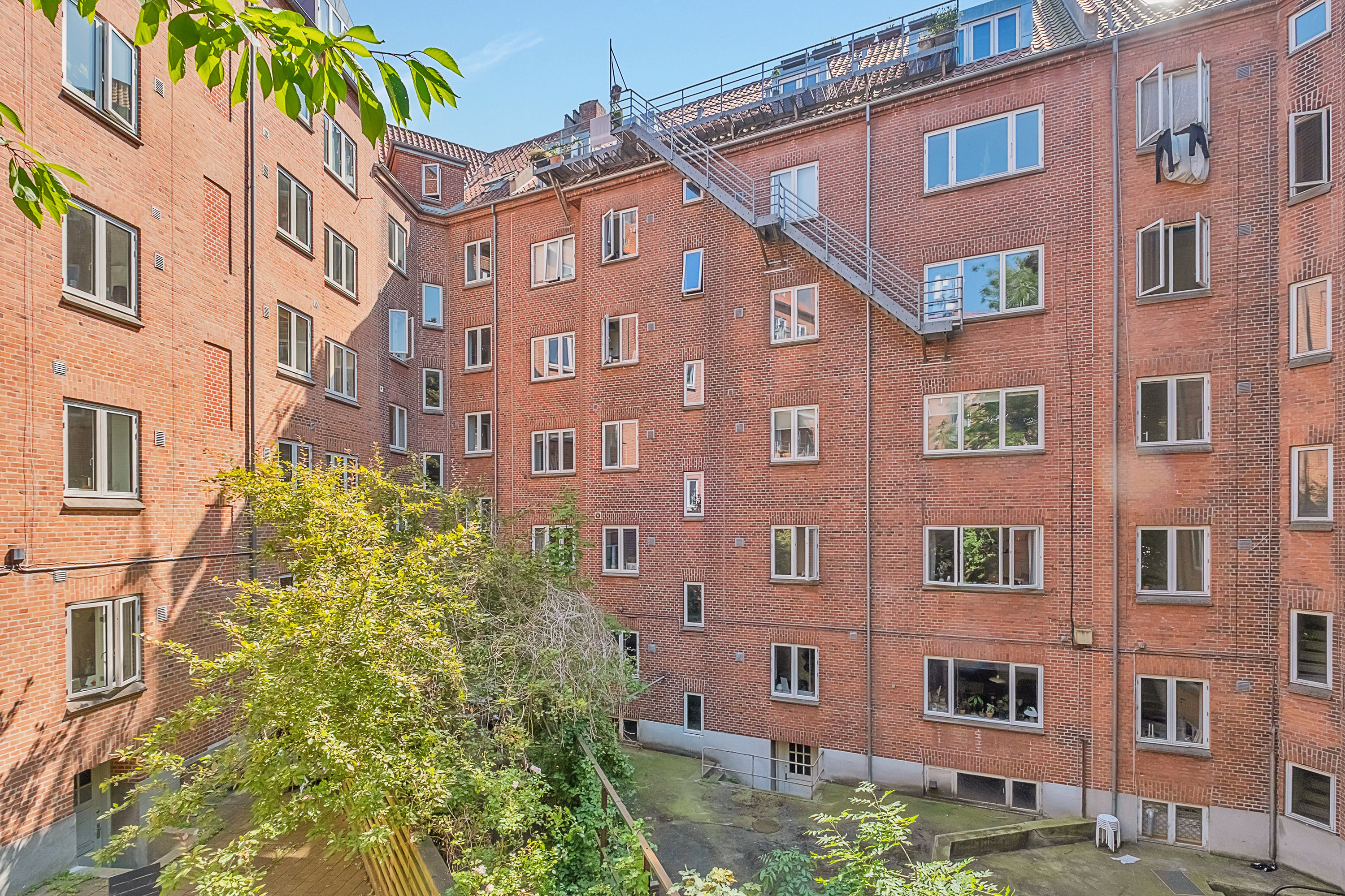 Fremhævet bag facade billede i fuldskærmstilstand. Billede af Fynsgade 4, 1. mf., 8000 Aarhus C