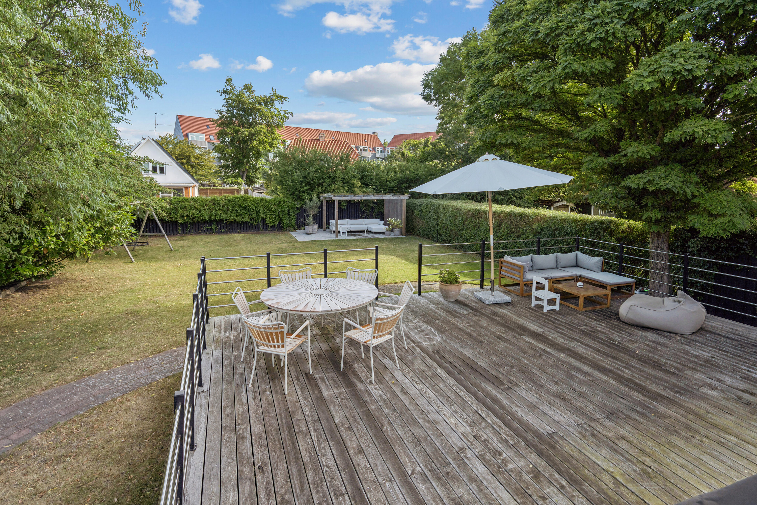 Fremhævet terrasse billede i fuldskærmstilstand. Billede af Eriksminde Alle 7, 2650 Hvidovre