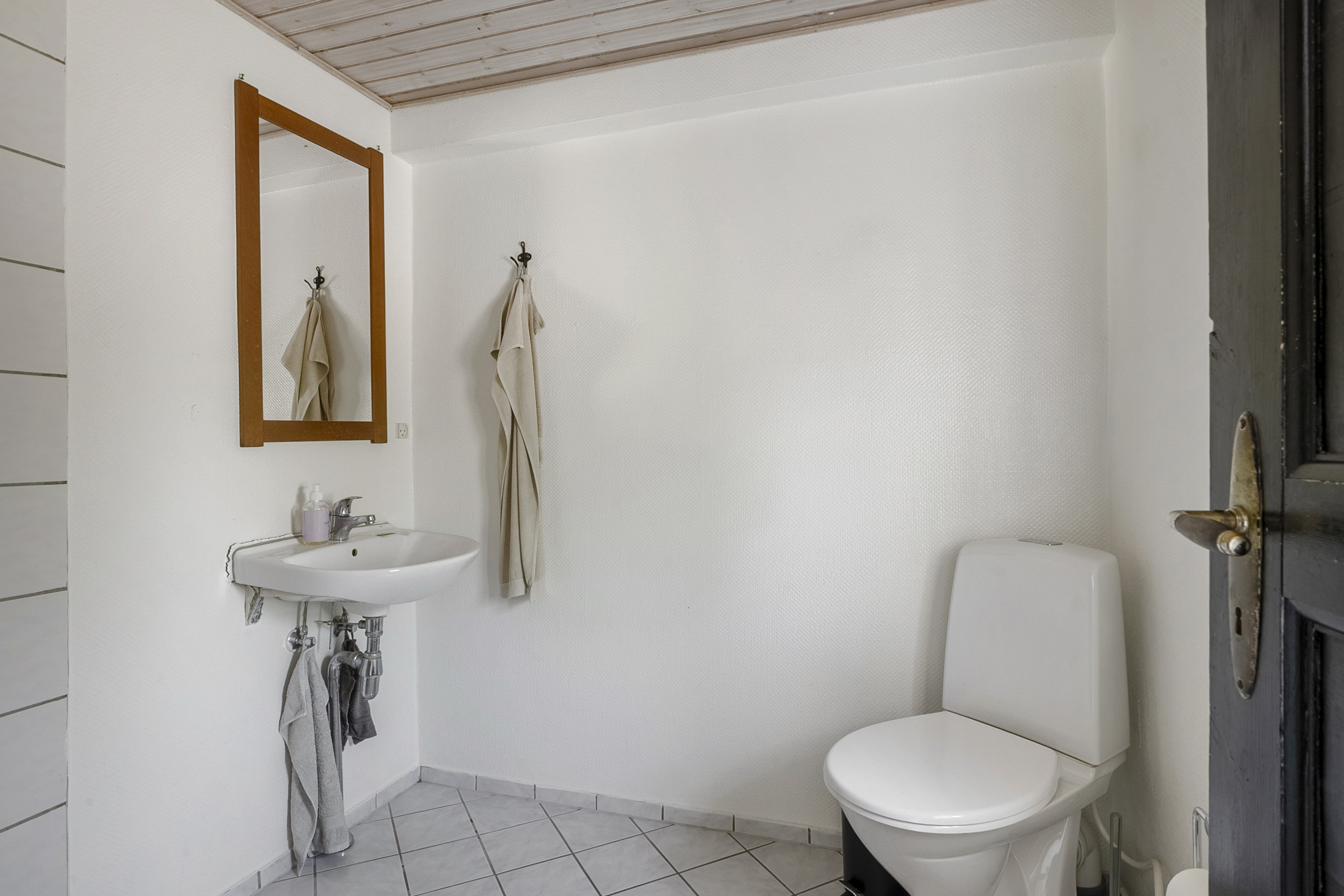 Fremhævet toilet billede i fuldskærmstilstand. Billede af Kærsmindevej 1, Marstrup, 6100 Haderslev