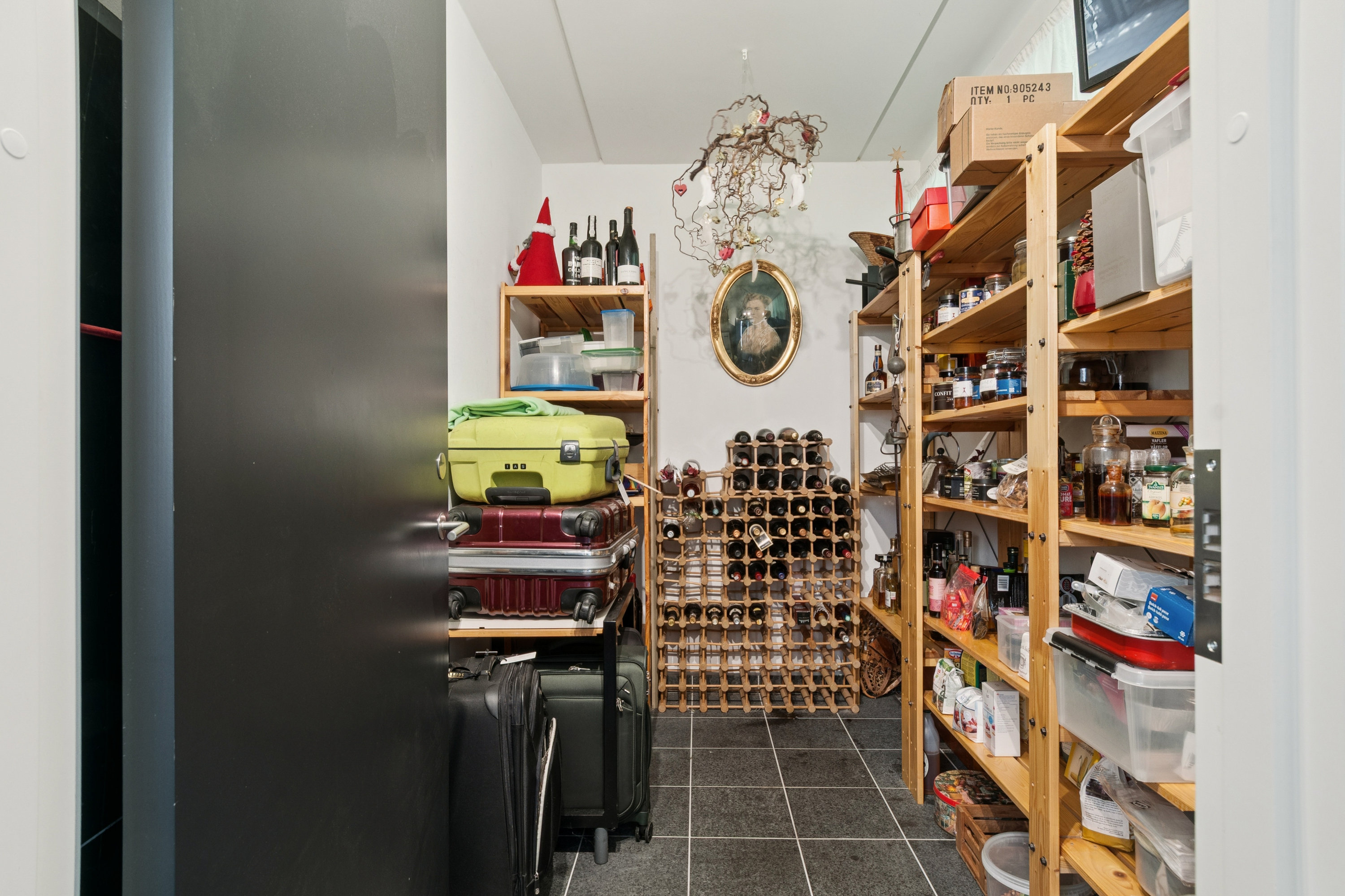 Fremhævet walkin closet billede i fuldskærmstilstand. Billede af Birkevang 24B, Hareskov, 3500 Værløse