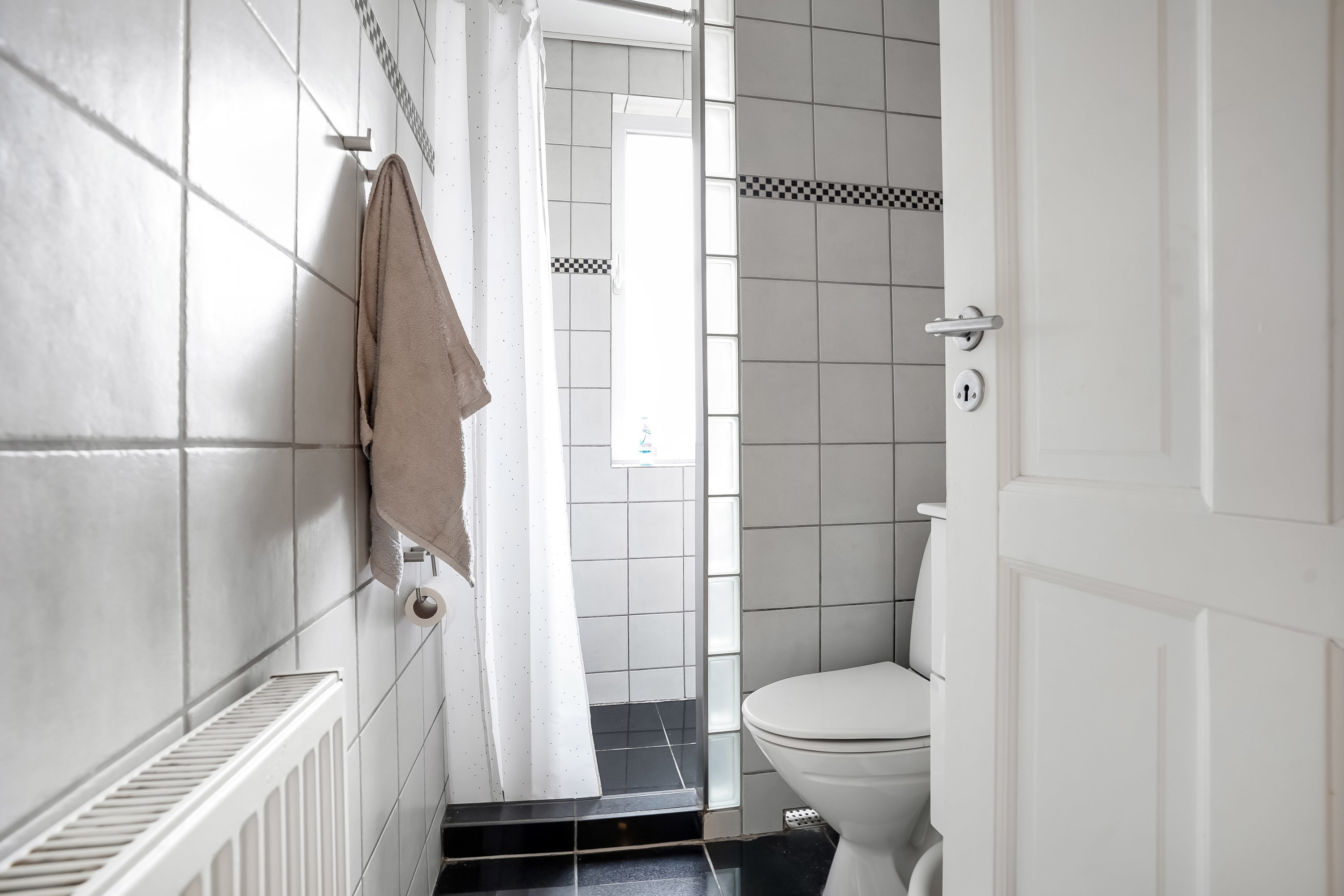 Fremhævet badeværelse billede i fuldskærmstilstand. Billede af Rugårdsvej 116, 1. th., 5000 Odense C