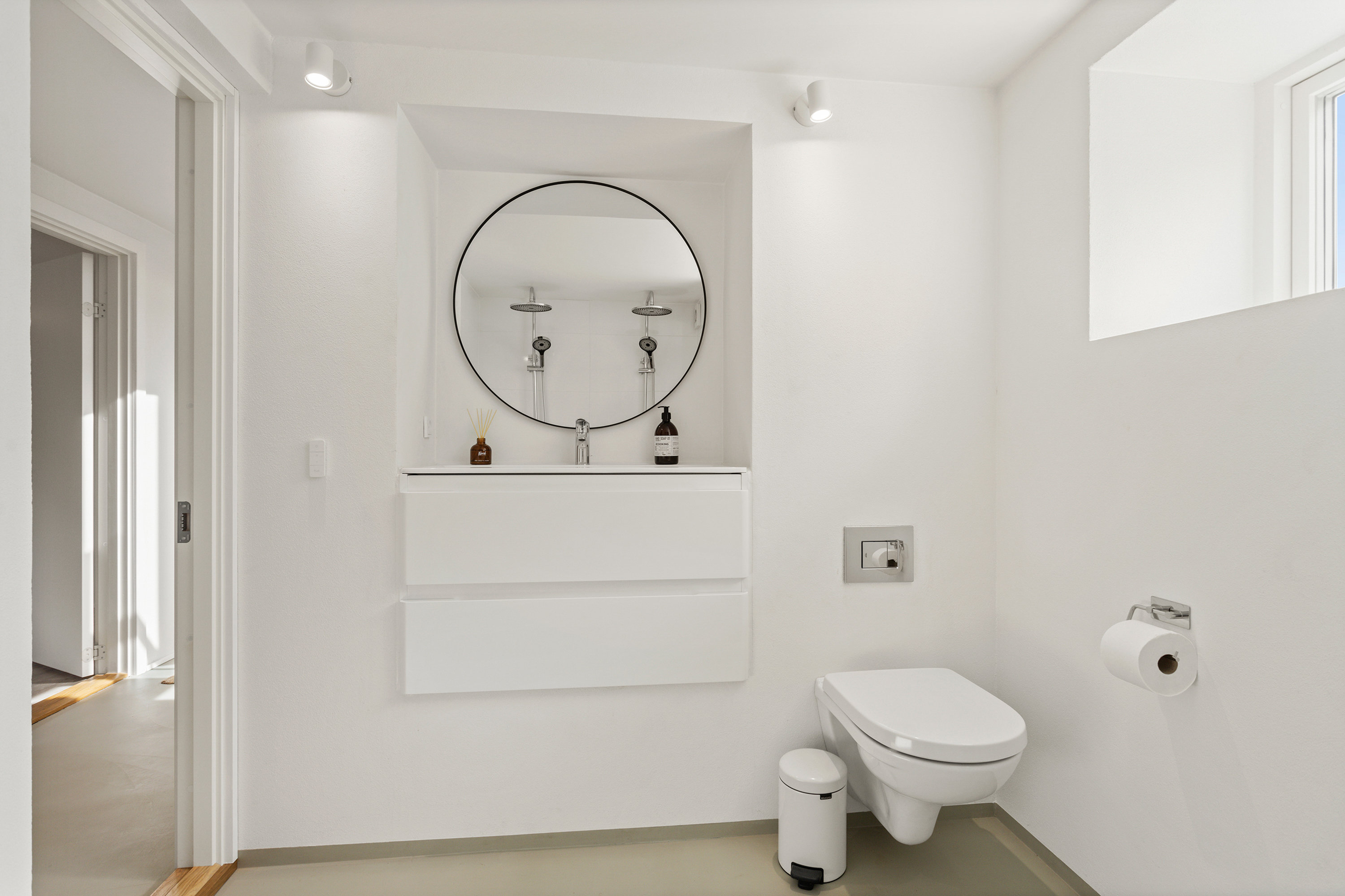 Fremhævet toilet billede i fuldskærmstilstand. Billede af Solbakkevej 31, 9900 Frederikshavn