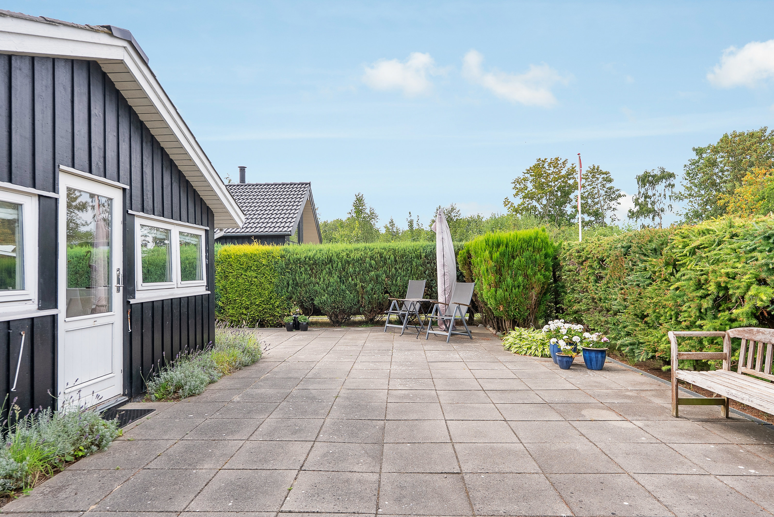 Fremhævet terrasse billede i fuldskærmstilstand. Billede af Yndgårdsvej 7, Hasmark Strand, 5450 Otterup