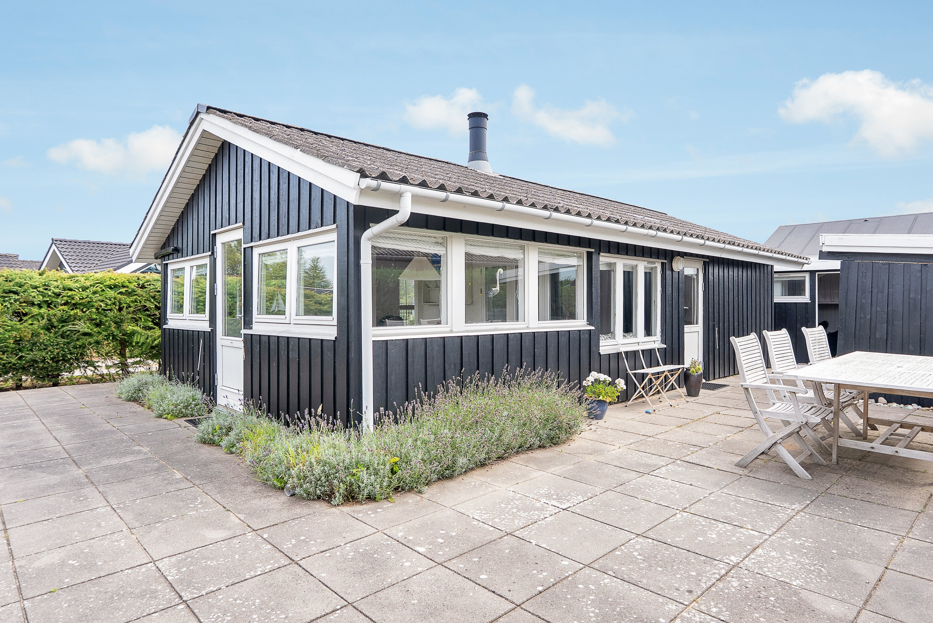 Fremhævet facade billede i fuldskærmstilstand. Billede af Yndgårdsvej 7, Hasmark Strand, 5450 Otterup