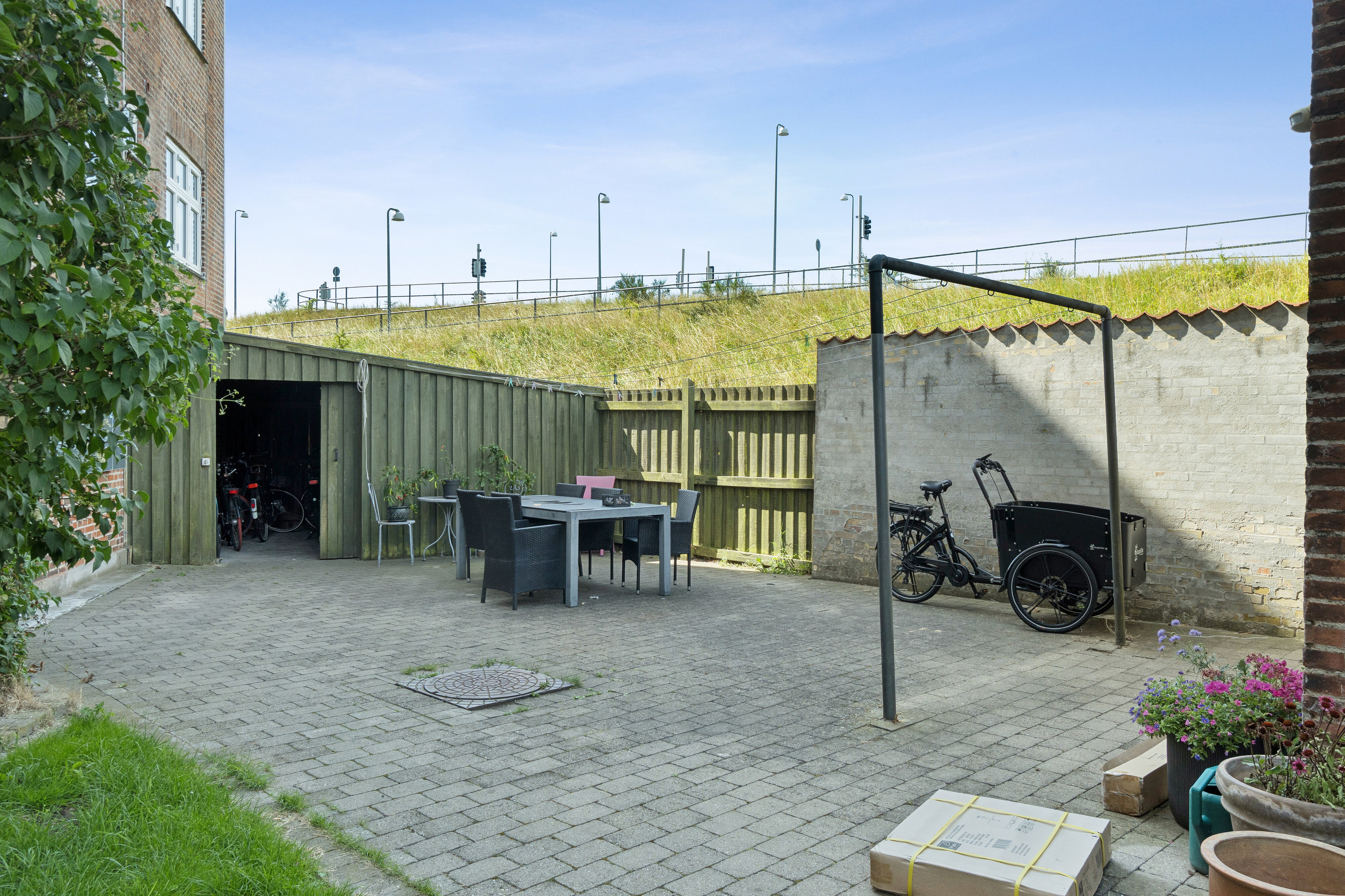 Fremhævet set fra vejen billede i fuldskærmstilstand. Billede af Kildemarksvej 18A, 1. tv., 4700 Næstved