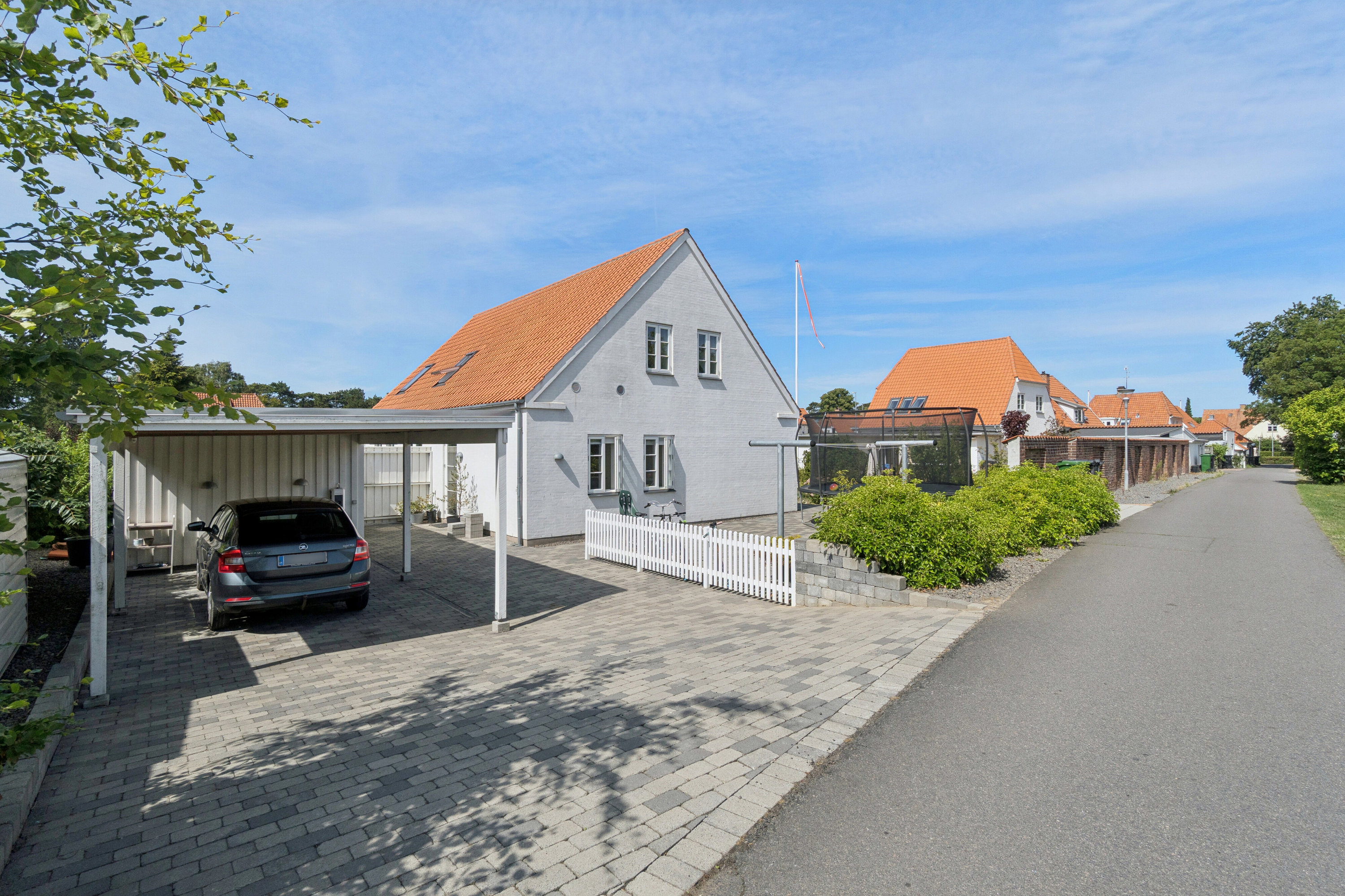 Fremhævet set fra vejen billede i fuldskærmstilstand. Billede af Søndre Alle 59, 3700 Rønne
