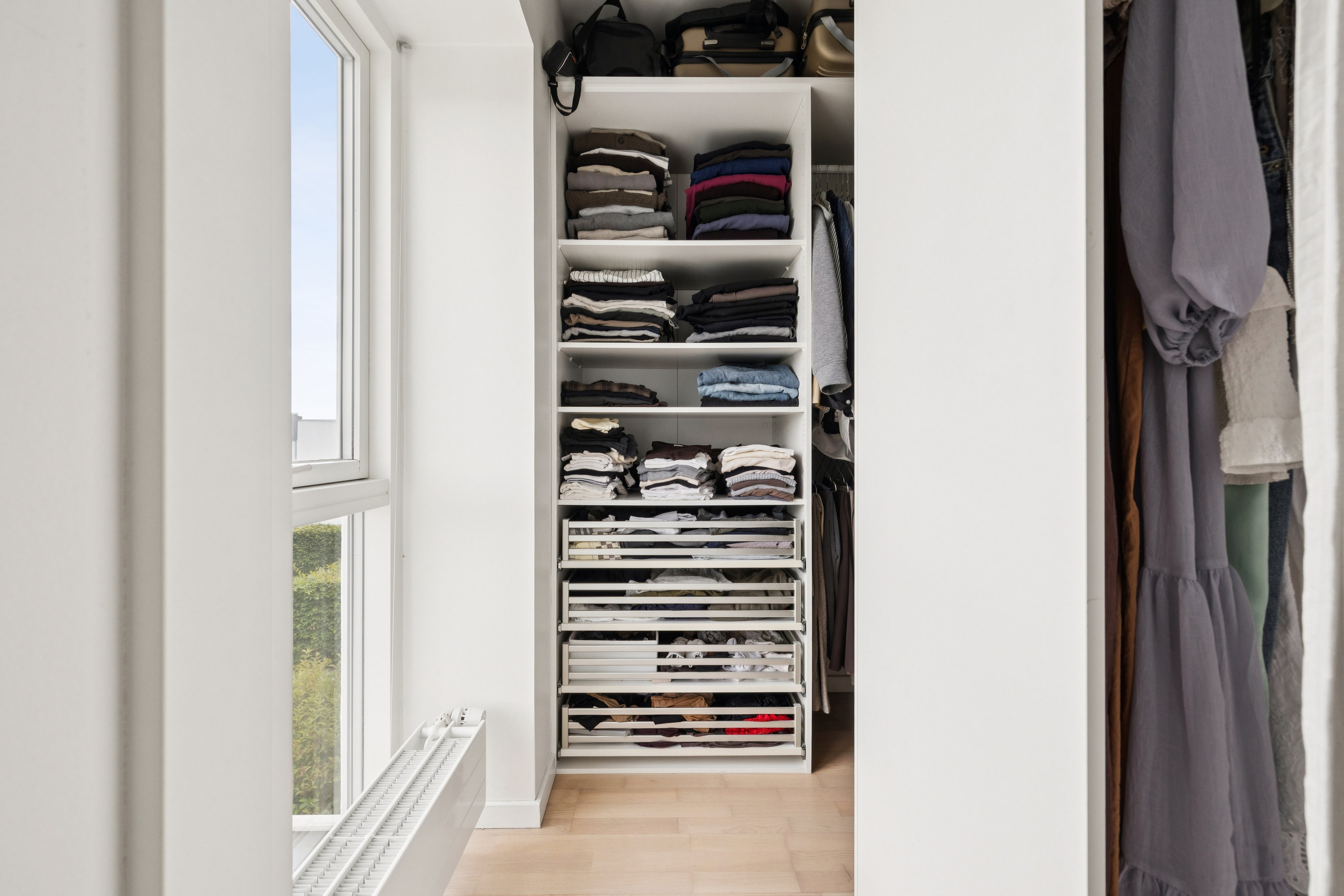 Fremhævet walk-in closet billede i fuldskærmstilstand. Billede af Prins Christians Vænge 151, Skanderborg Bakker, 8660 Skanderborg