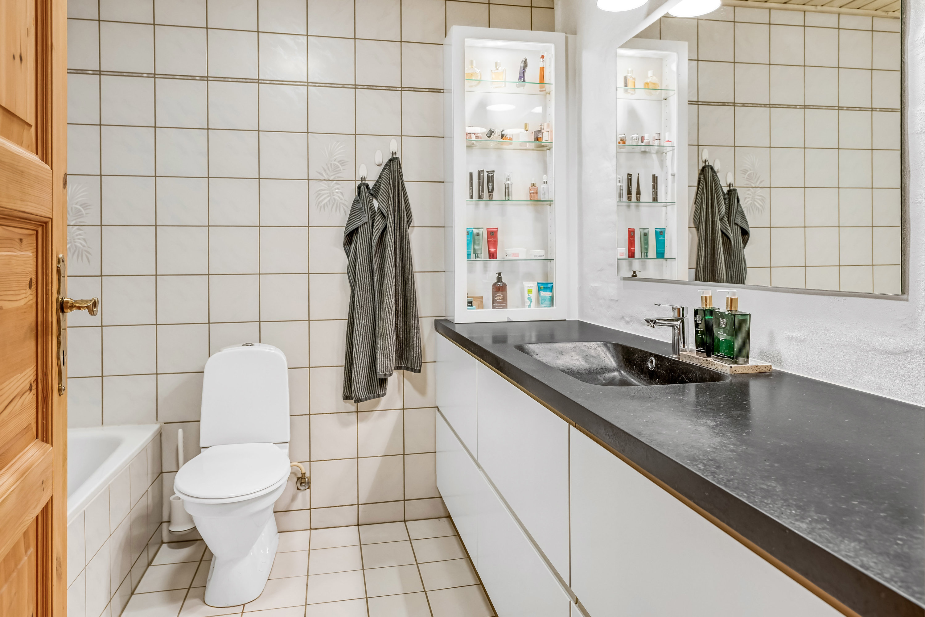 Fremhævet toilet billede i fuldskærmstilstand. Billede af Engvej 27, 6840 Oksbøl