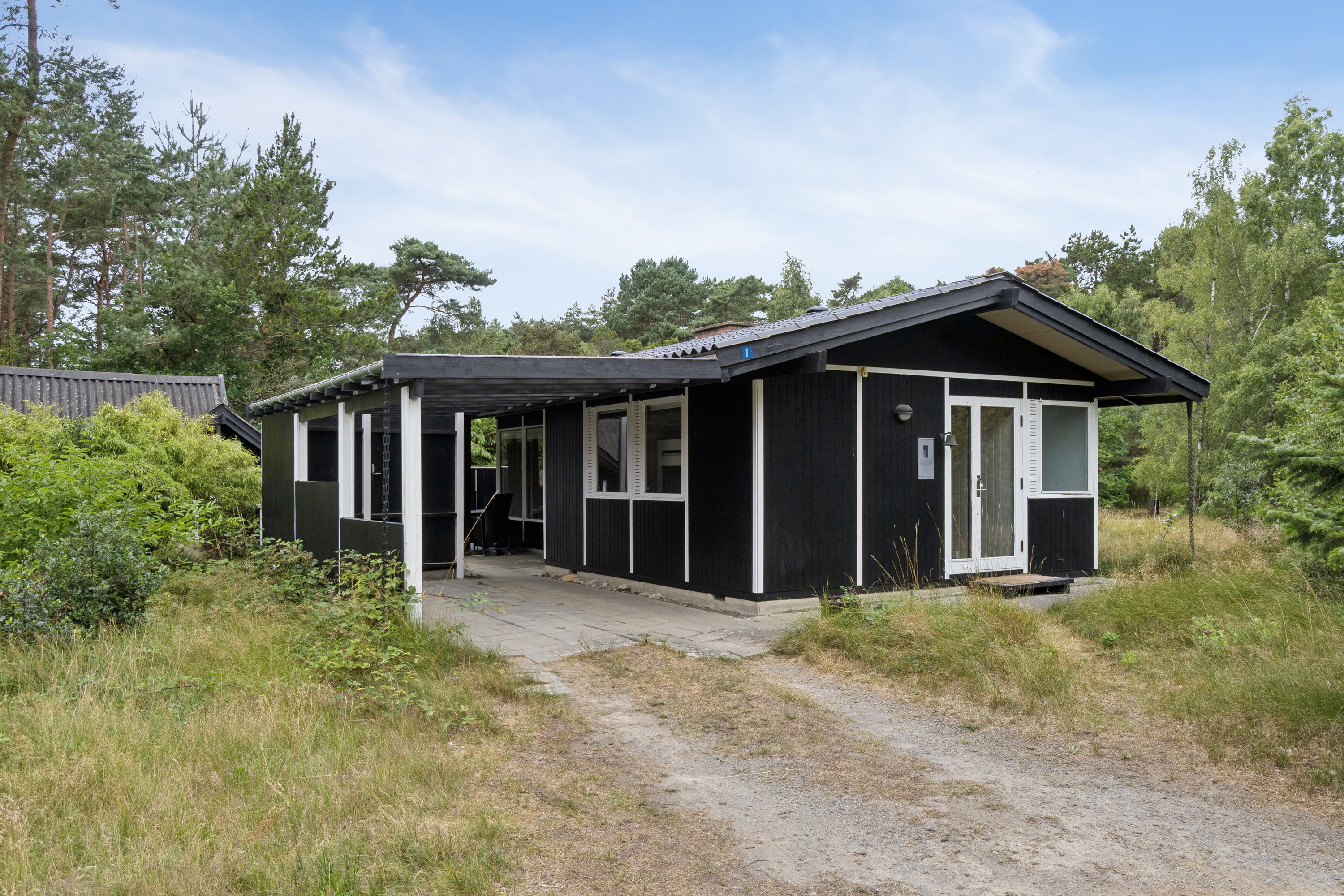 Fremhævet set fra vejen billede i fuldskærmstilstand. Billede af Fyrreklyngen 1, Pedersker, 3720 Aakirkeby