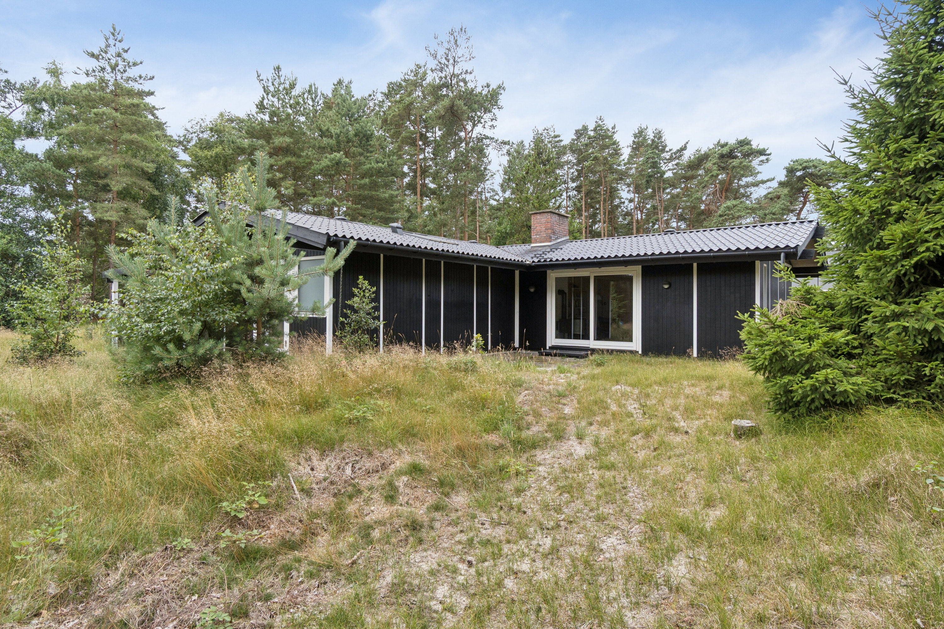 Fremhævet set fra haven billede i fuldskærmstilstand. Billede af Fyrreklyngen 1, Pedersker, 3720 Aakirkeby