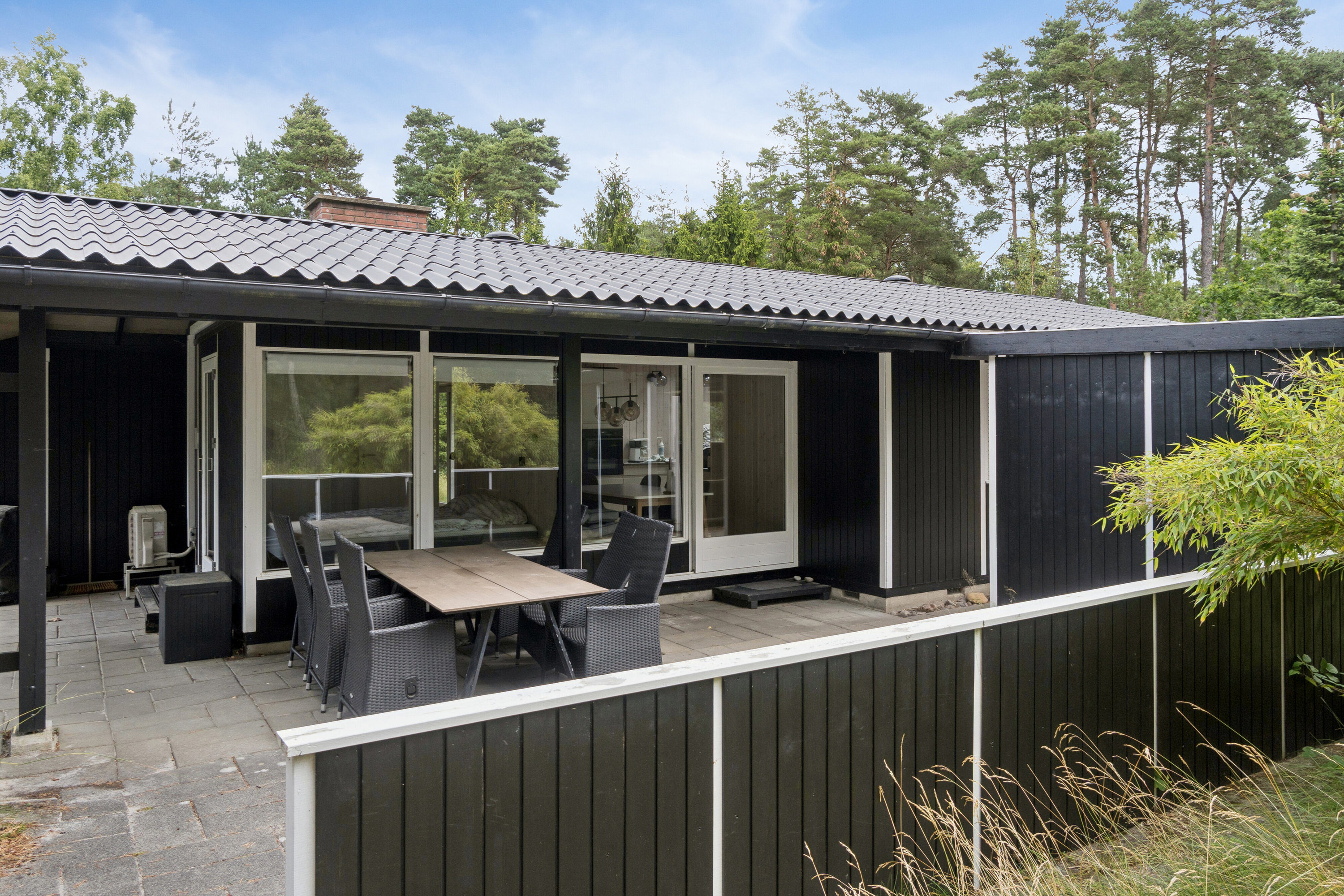 Fremhævet terrasse billede i fuldskærmstilstand. Billede af Fyrreklyngen 1, Pedersker, 3720 Aakirkeby