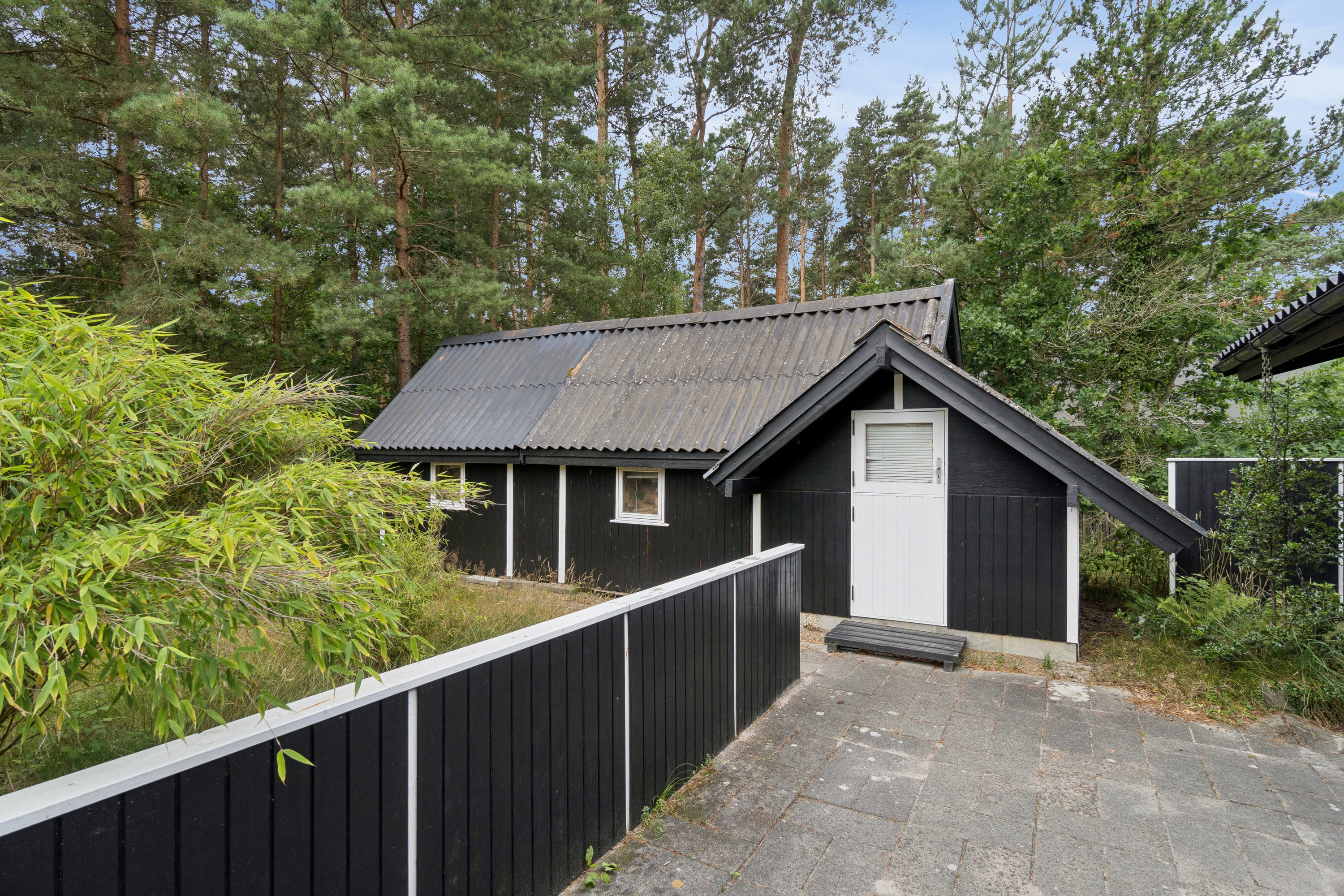 Fremhævet set fra vejen billede i fuldskærmstilstand. Billede af Fyrreklyngen 1, Pedersker, 3720 Aakirkeby