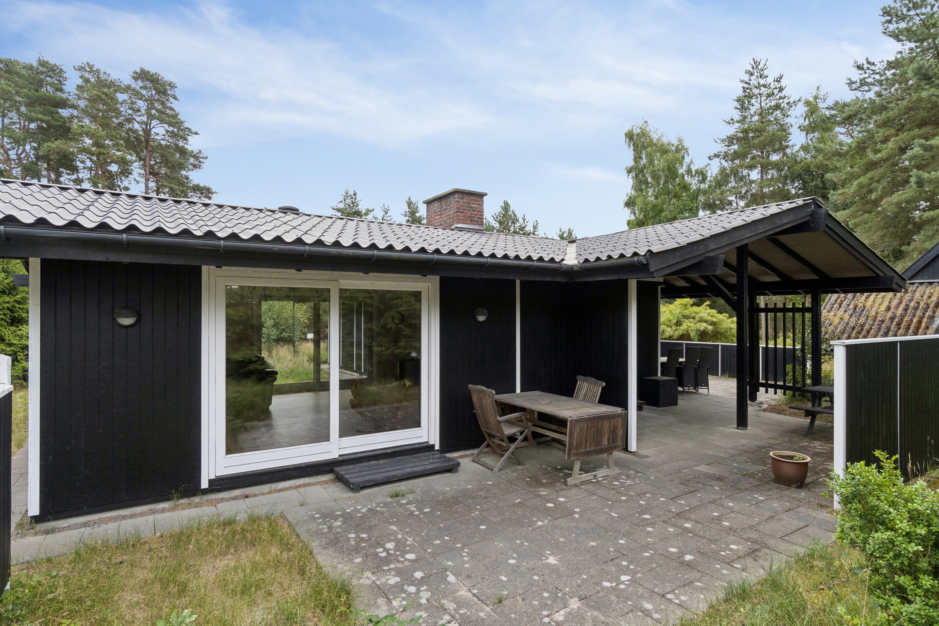 Fremhævet set fra haven billede i fuldskærmstilstand. Billede af Fyrreklyngen 1, Pedersker, 3720 Aakirkeby