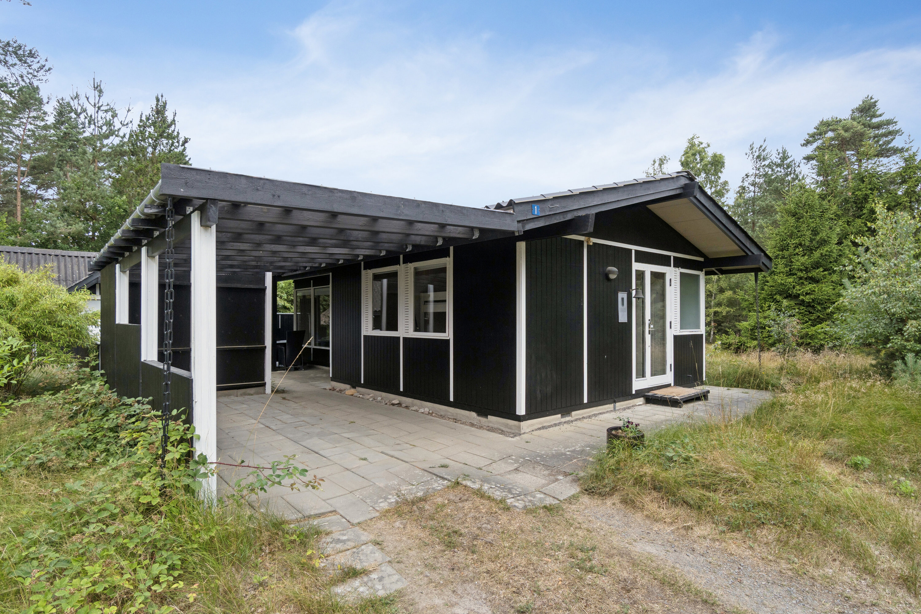 Fremhævet set fra vejen billede i fuldskærmstilstand. Billede af Fyrreklyngen 1, Pedersker, 3720 Aakirkeby