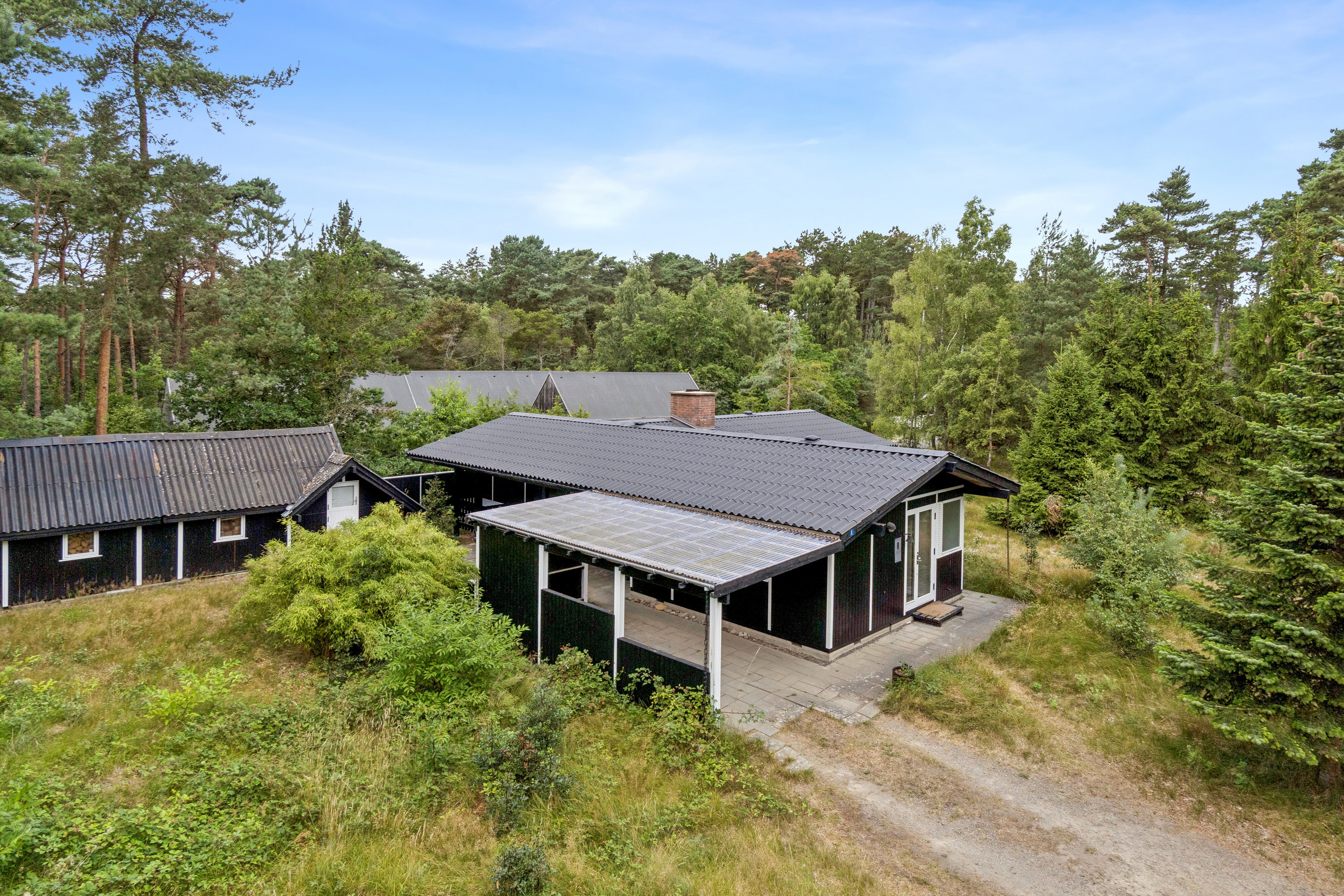 Fremhævet set fra haven billede i fuldskærmstilstand. Billede af Fyrreklyngen 1, Pedersker, 3720 Aakirkeby