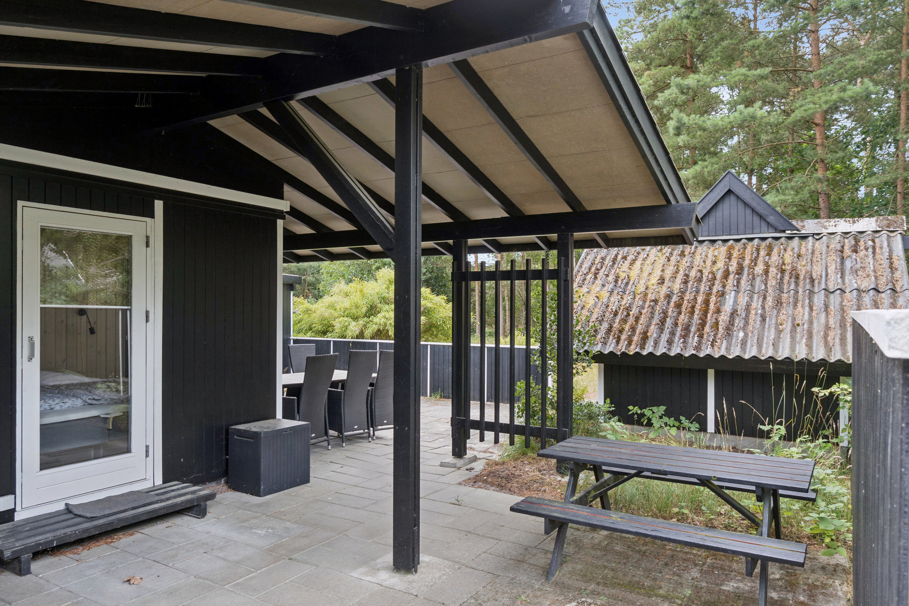 Fremhævet overdækket terrasse billede i fuldskærmstilstand. Billede af Fyrreklyngen 1, Pedersker, 3720 Aakirkeby