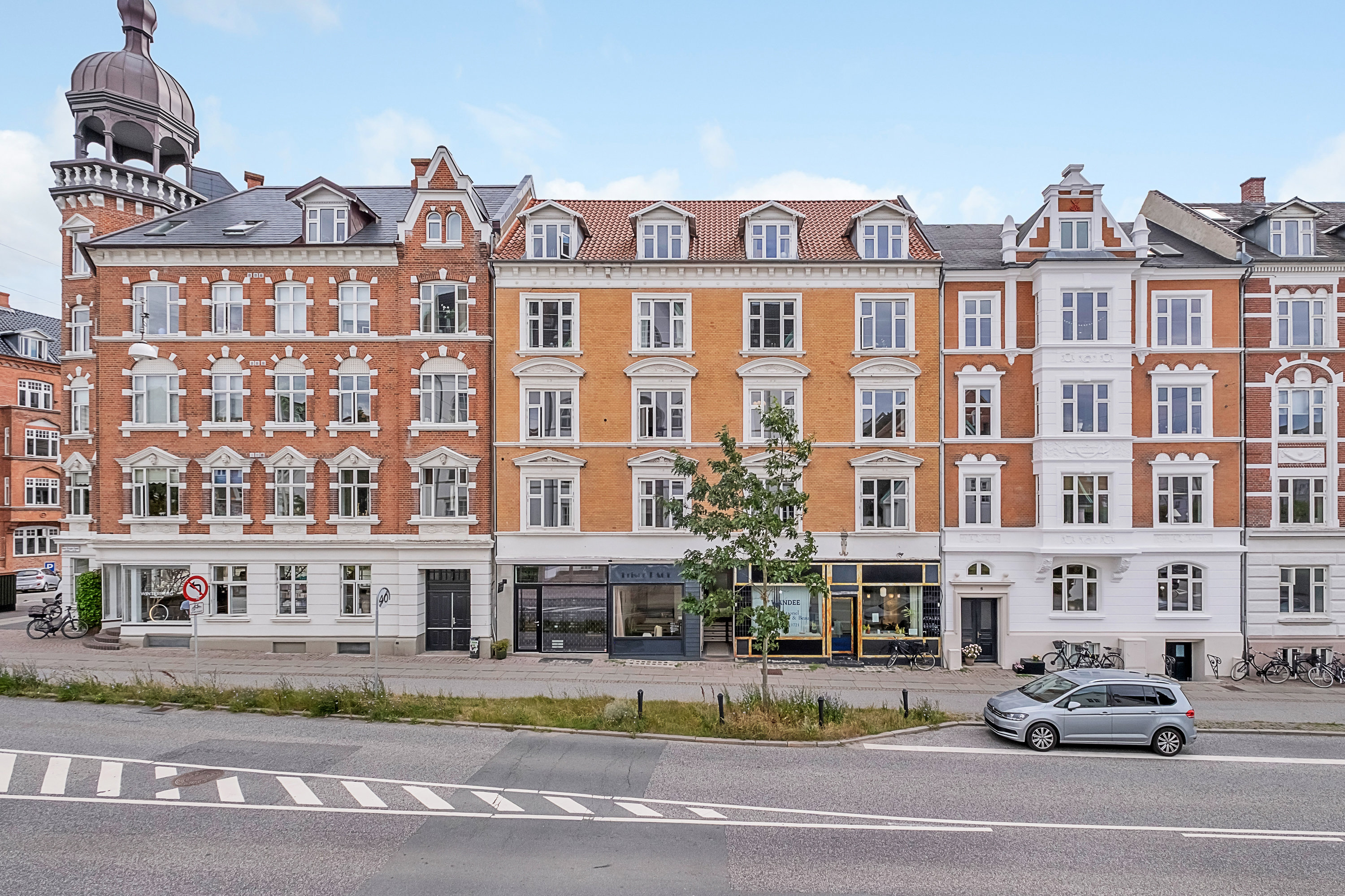 Fremhævet facade billede i fuldskærmstilstand. Billede af Hans Broges Gade 3, 2. tv., 8000 Aarhus C
