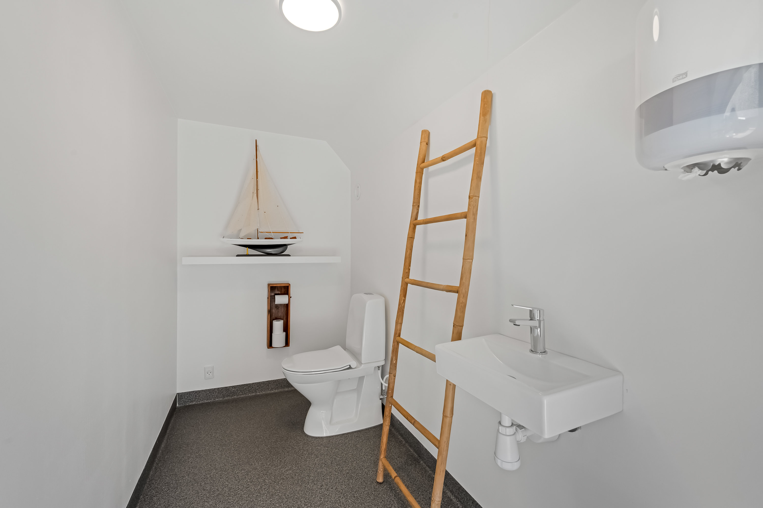 Fremhævet toilet billede i fuldskærmstilstand. Billede af Tambjergvej 12, Lodbj Hede, 6950 Ringkøbing