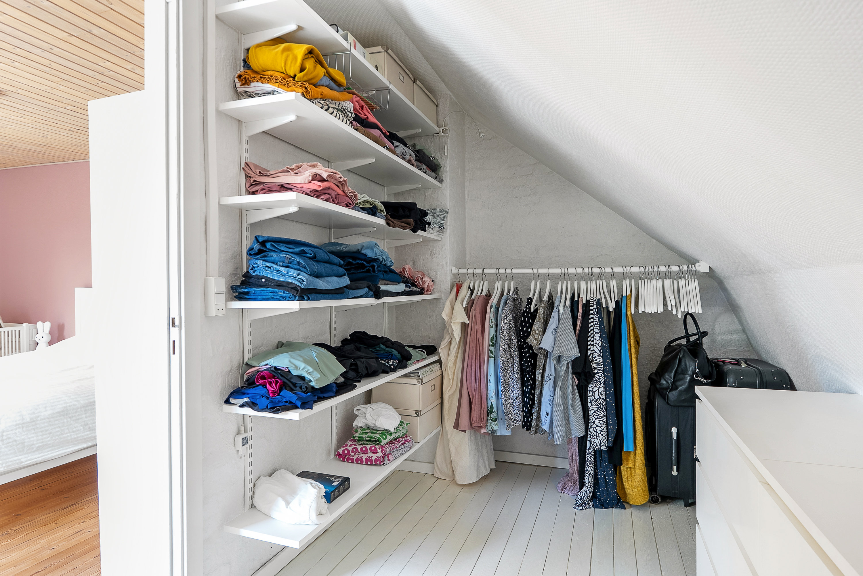 Fremhævet walkin closet billede i fuldskærmstilstand. Billede af Espestok 121, Trøstrup, 5210 Odense NV