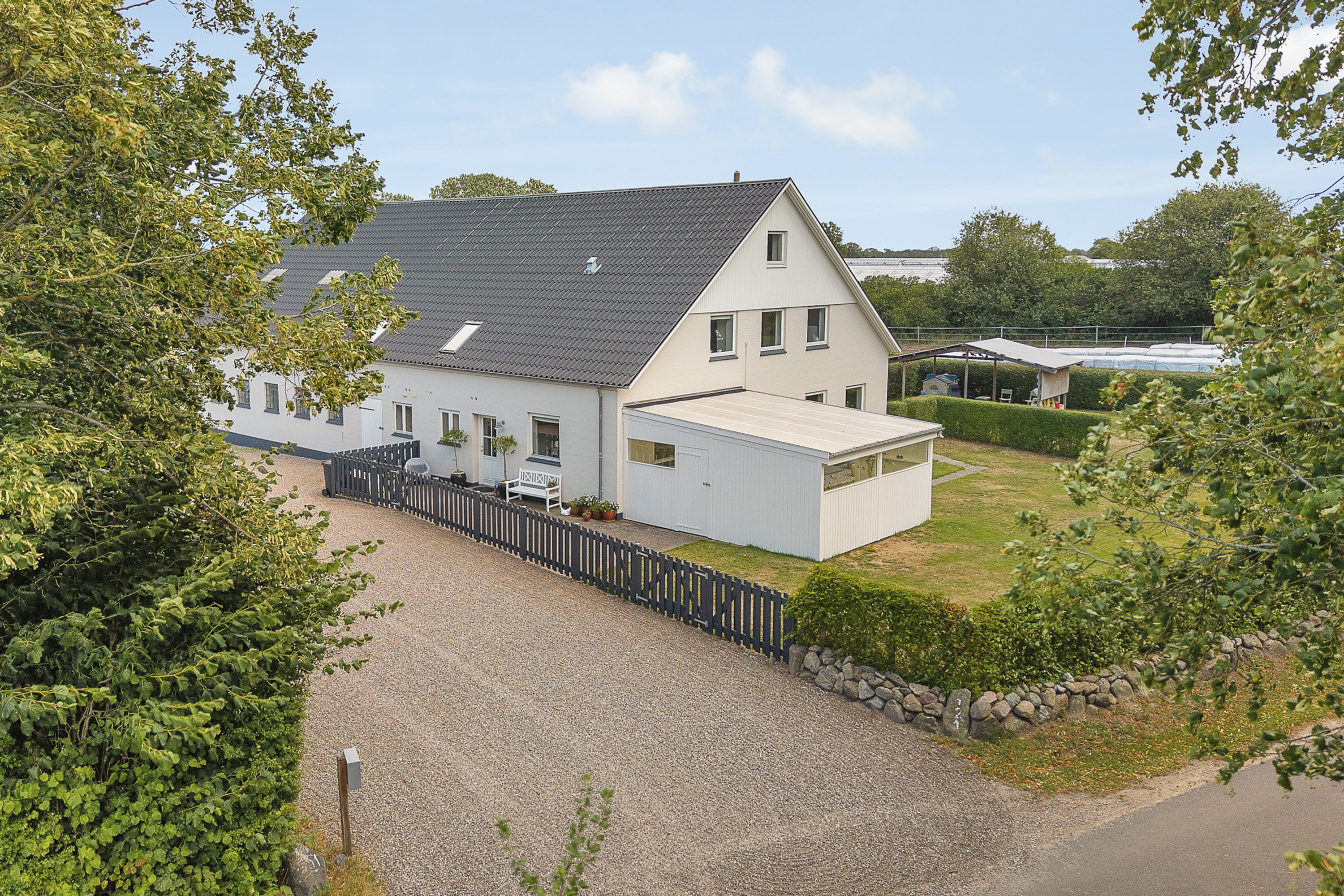 Fremhævet facade billede i fuldskærmstilstand. Billede af Espestok 121, Trøstrup, 5210 Odense NV