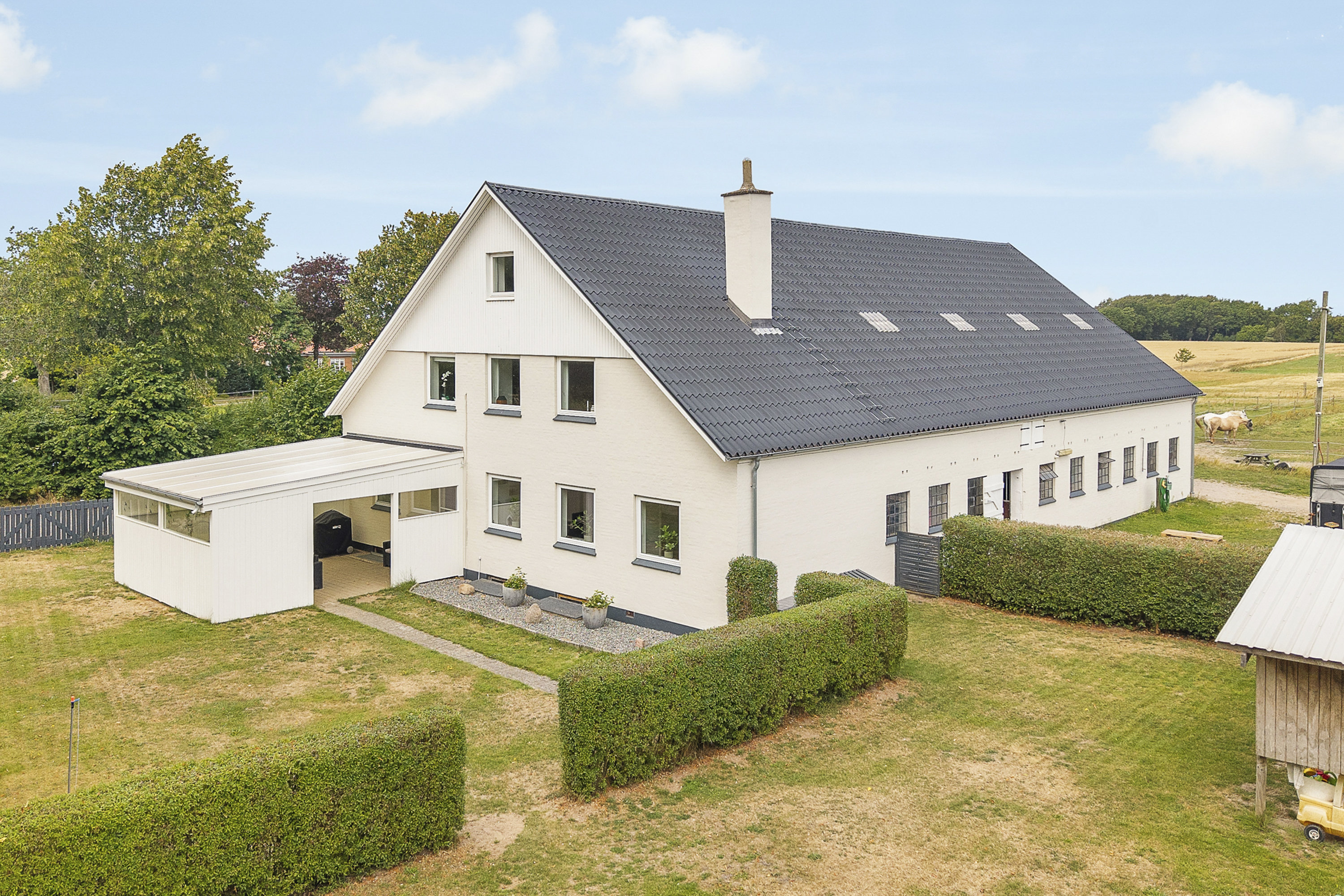 Fremhævet facade billede i fuldskærmstilstand. Billede af Espestok 121, Trøstrup, 5210 Odense NV