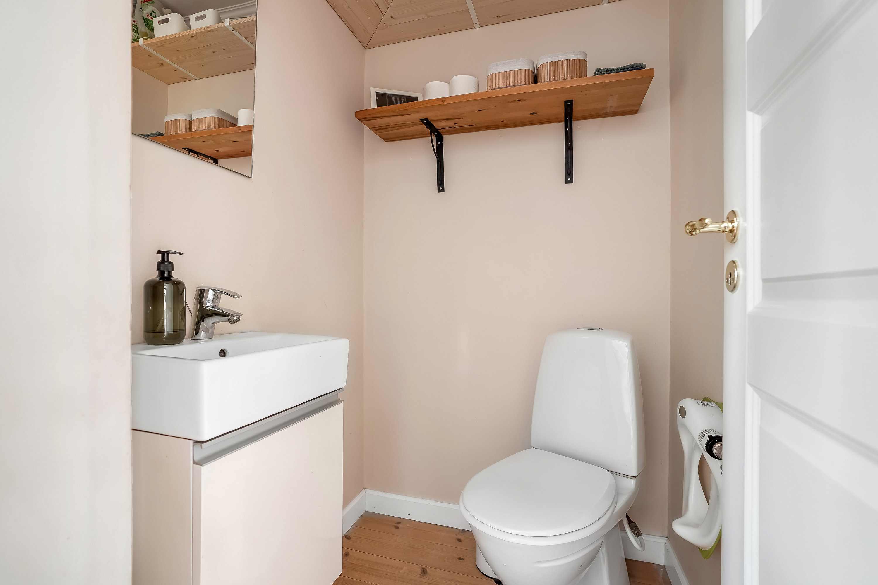 Fremhævet toilet billede i fuldskærmstilstand. Billede af Skalbjergvej 7, Bred, 5492 Vissenbjerg