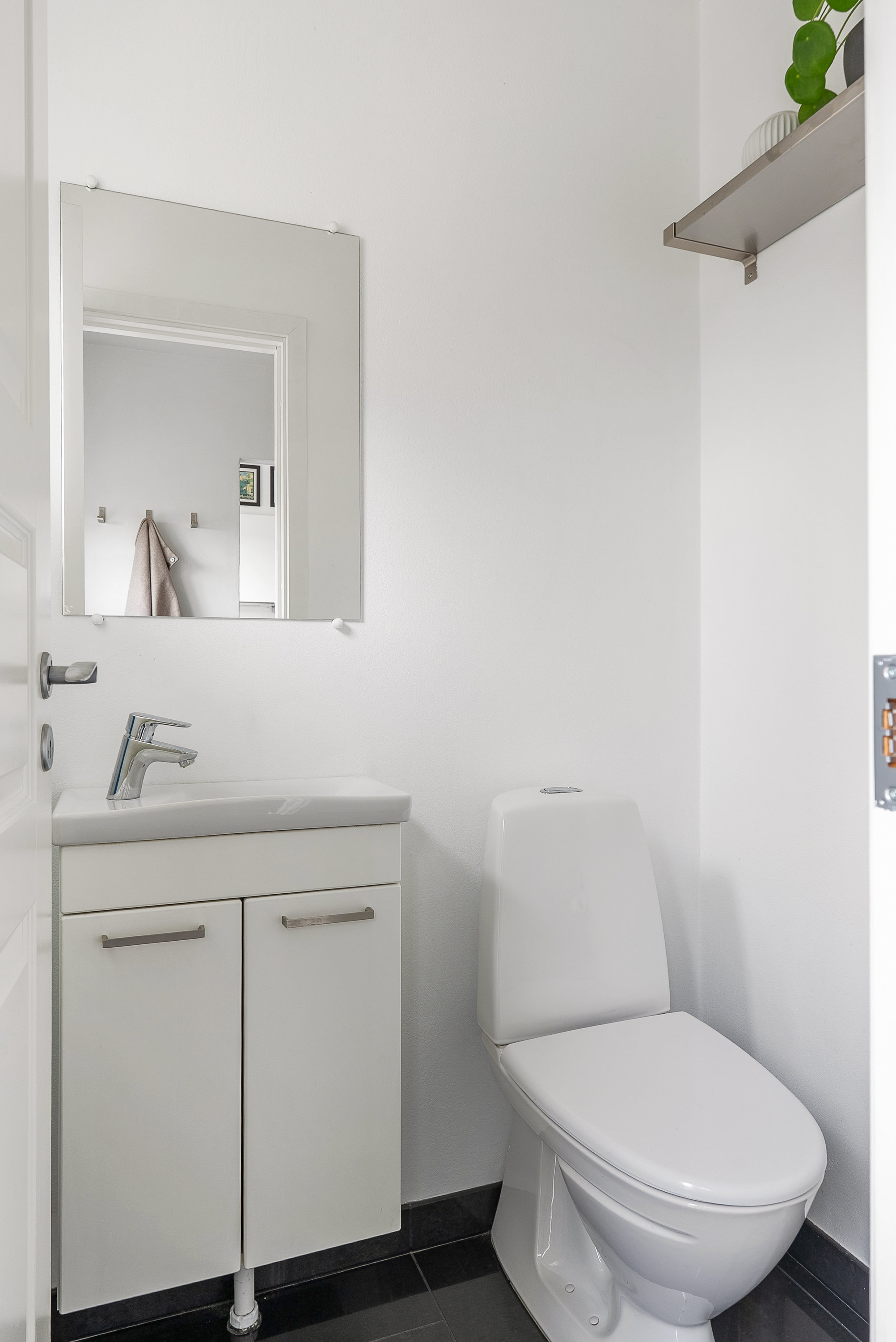 Fremhævet toilet billede i fuldskærmstilstand. Billede af Valnøddevej 29, Stige, 5270 Odense N