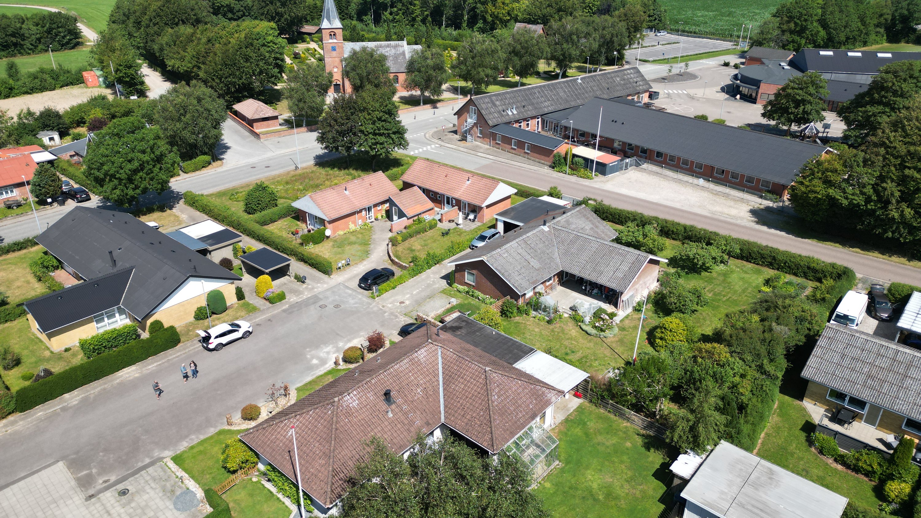 Fremhævet drone billede i fuldskærmstilstand. Billede af Skolebakken 10, Herborg, 6920 Videbæk