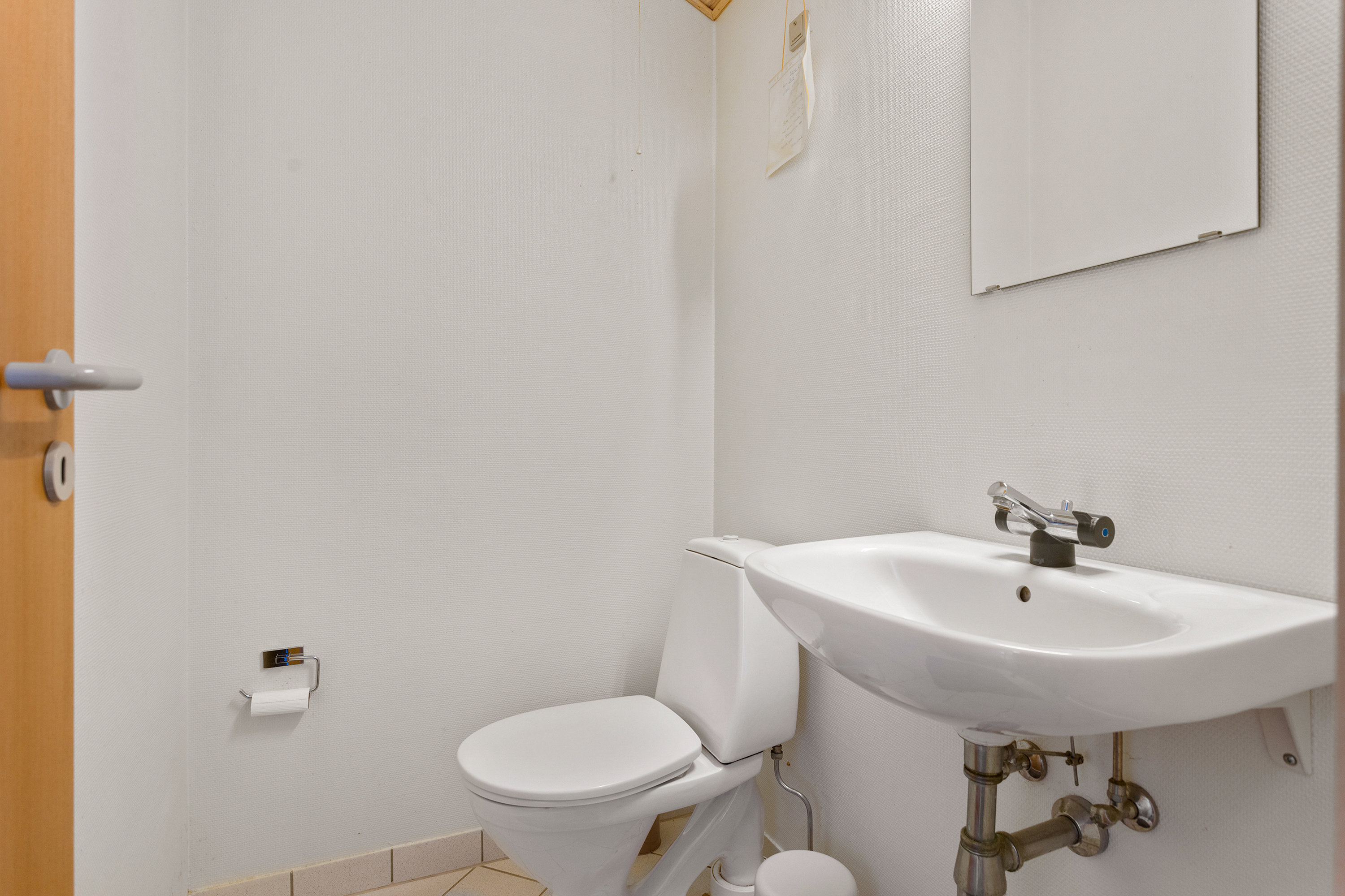 Fremhævet toilet billede i fuldskærmstilstand. Billede af Grævlingestien 11, Lyngså, 9300 Sæby