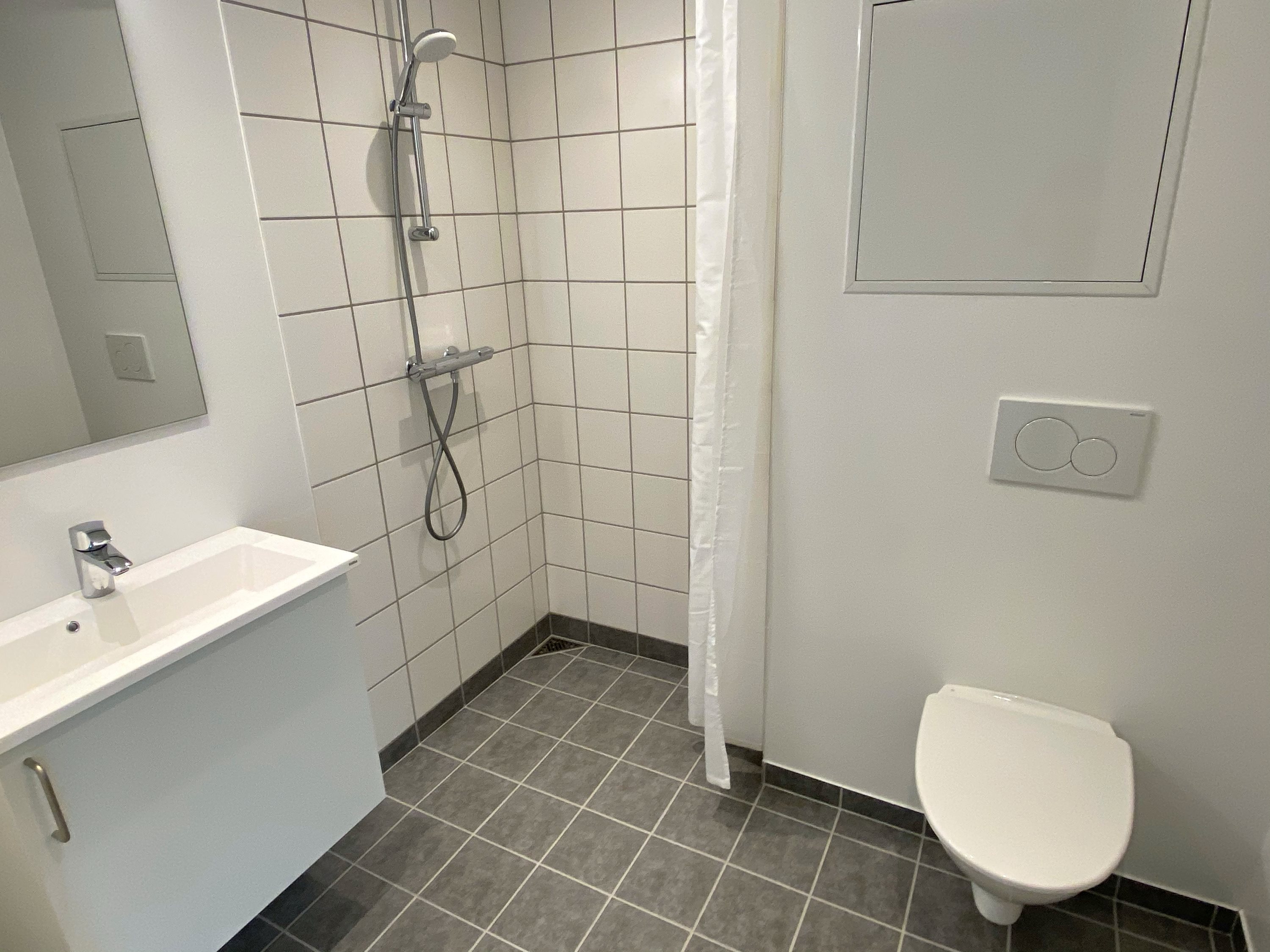 Fremhævet badeværelse billede i fuldskærmstilstand. Billede af Rytterkasernen 1, 1. 2., 5000 Odense C
